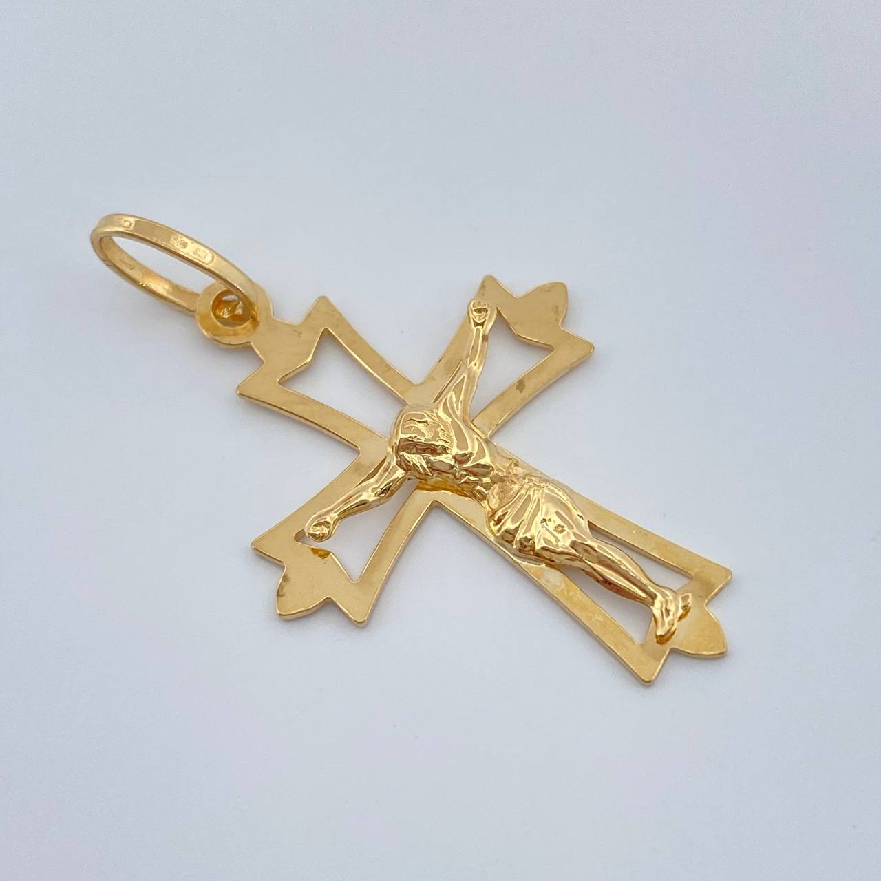 Dije Cruz Gotica 1.15gr / 1 1/4 in / Oro Amarillo 18K %