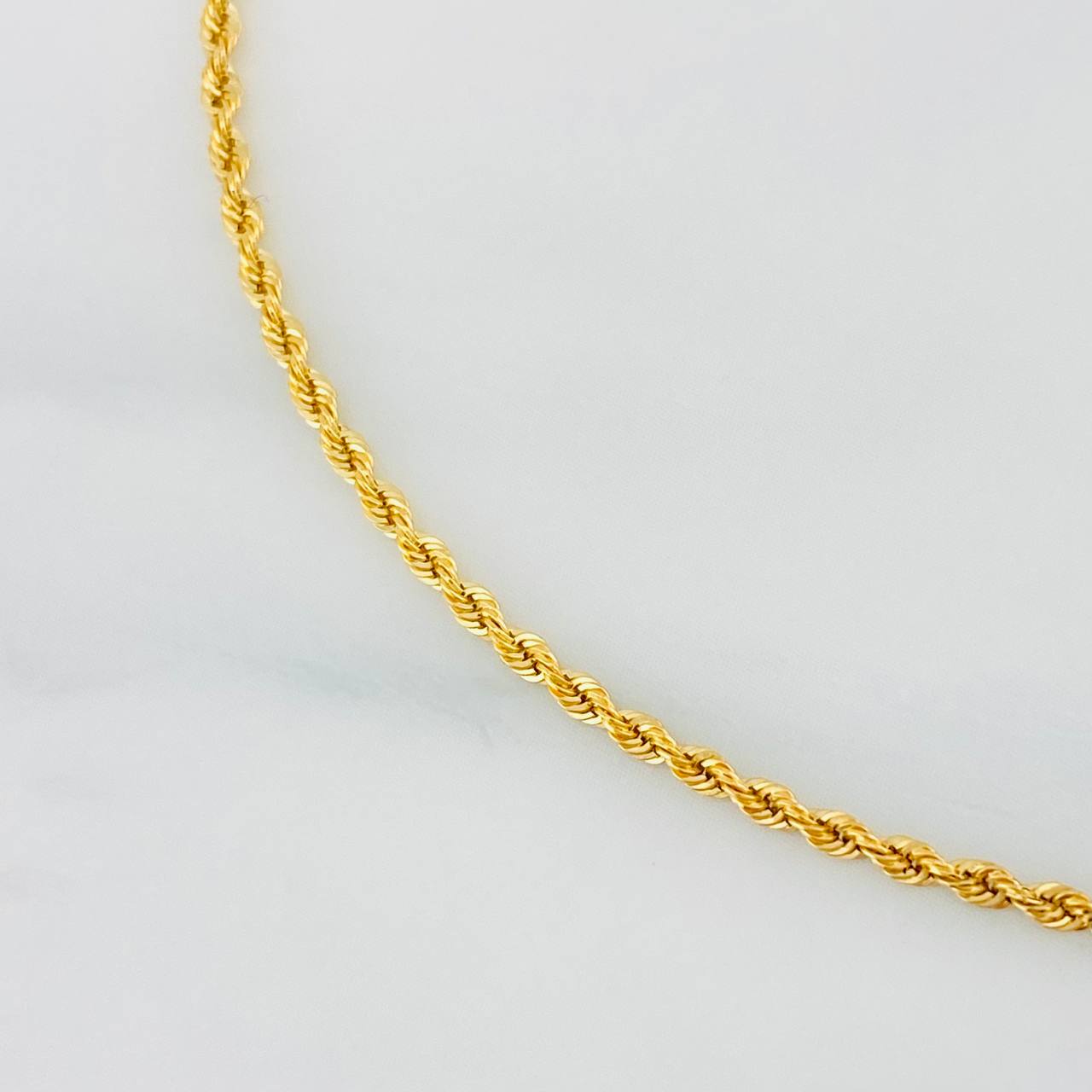 Rope Bracelet with Oval Plate 1.1g / 7 in / 1.6mm Yellow Gold 18K
