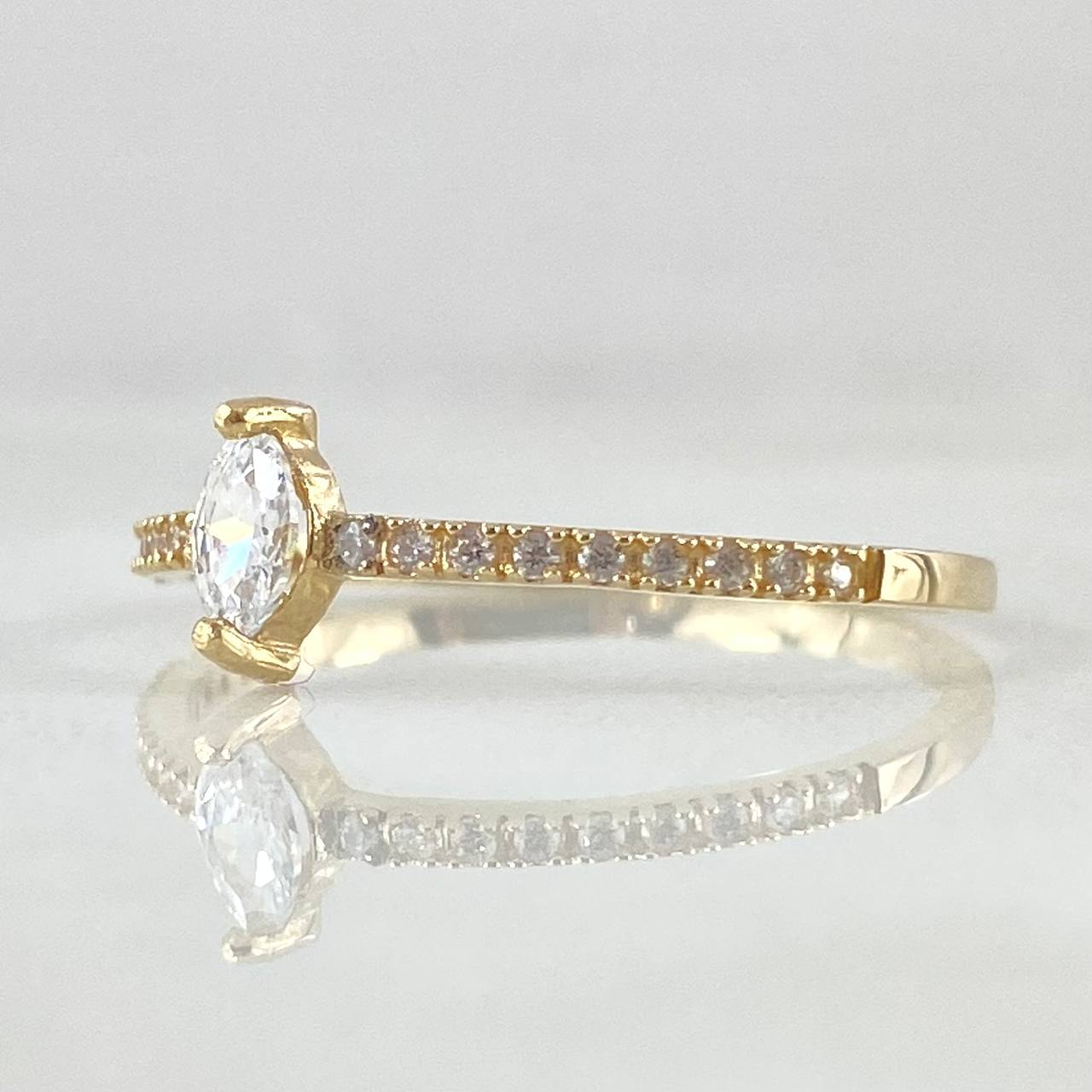 Anillo Solitario Centella 1.3gr / T6 / Oro Amarillo 18K ©