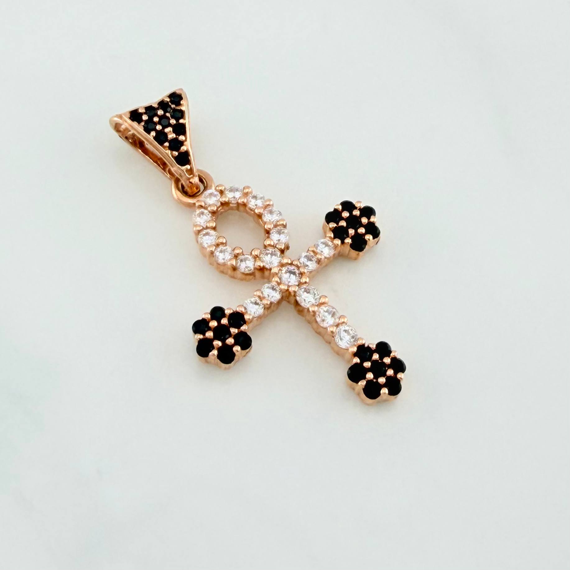 Dije Cruz Flores 2.4 g / 1 1/4 in Oro Rosa 18K
