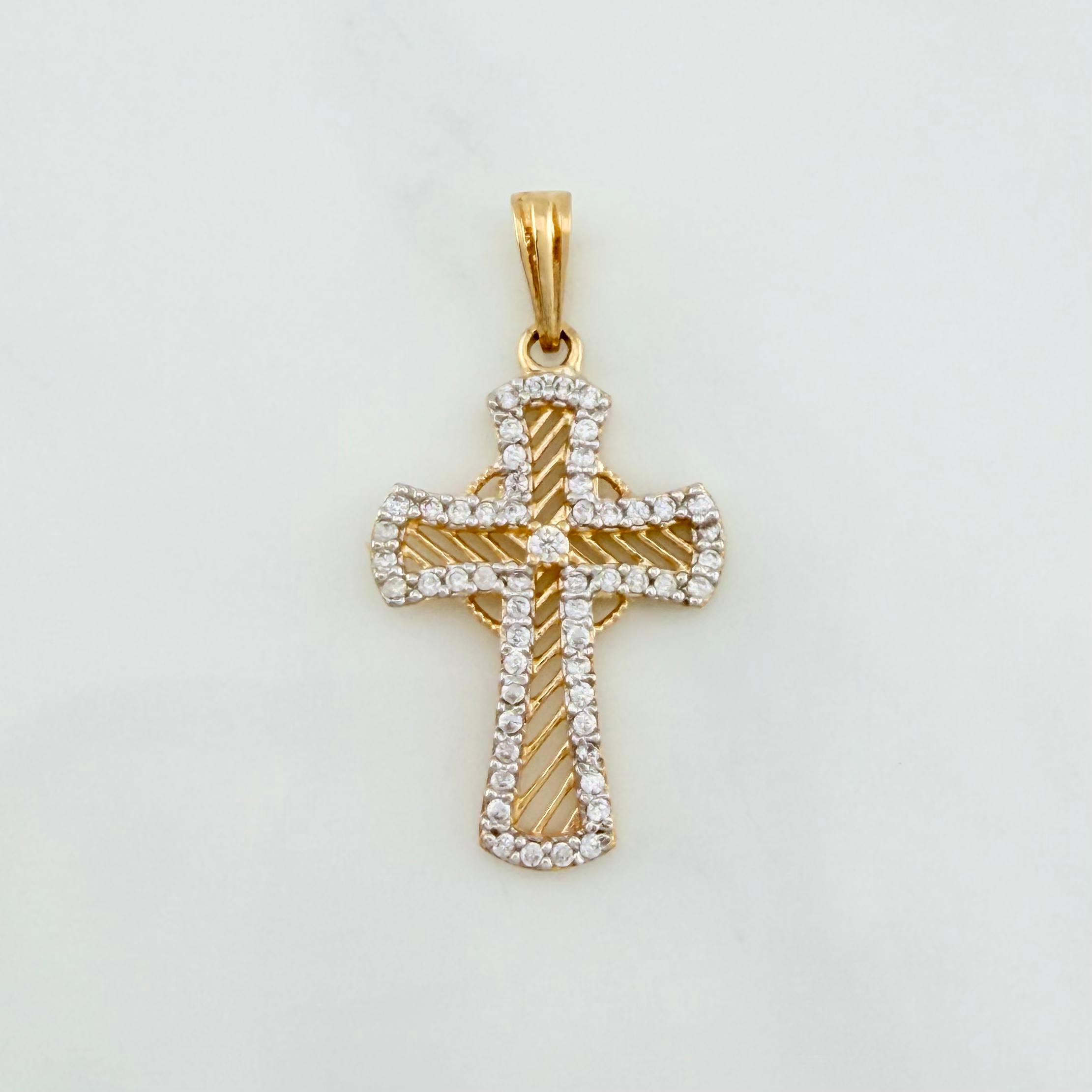 Dije Cruz 1.85 g / 1 1/4 in Dos Oros Amarillo Blanco 18K