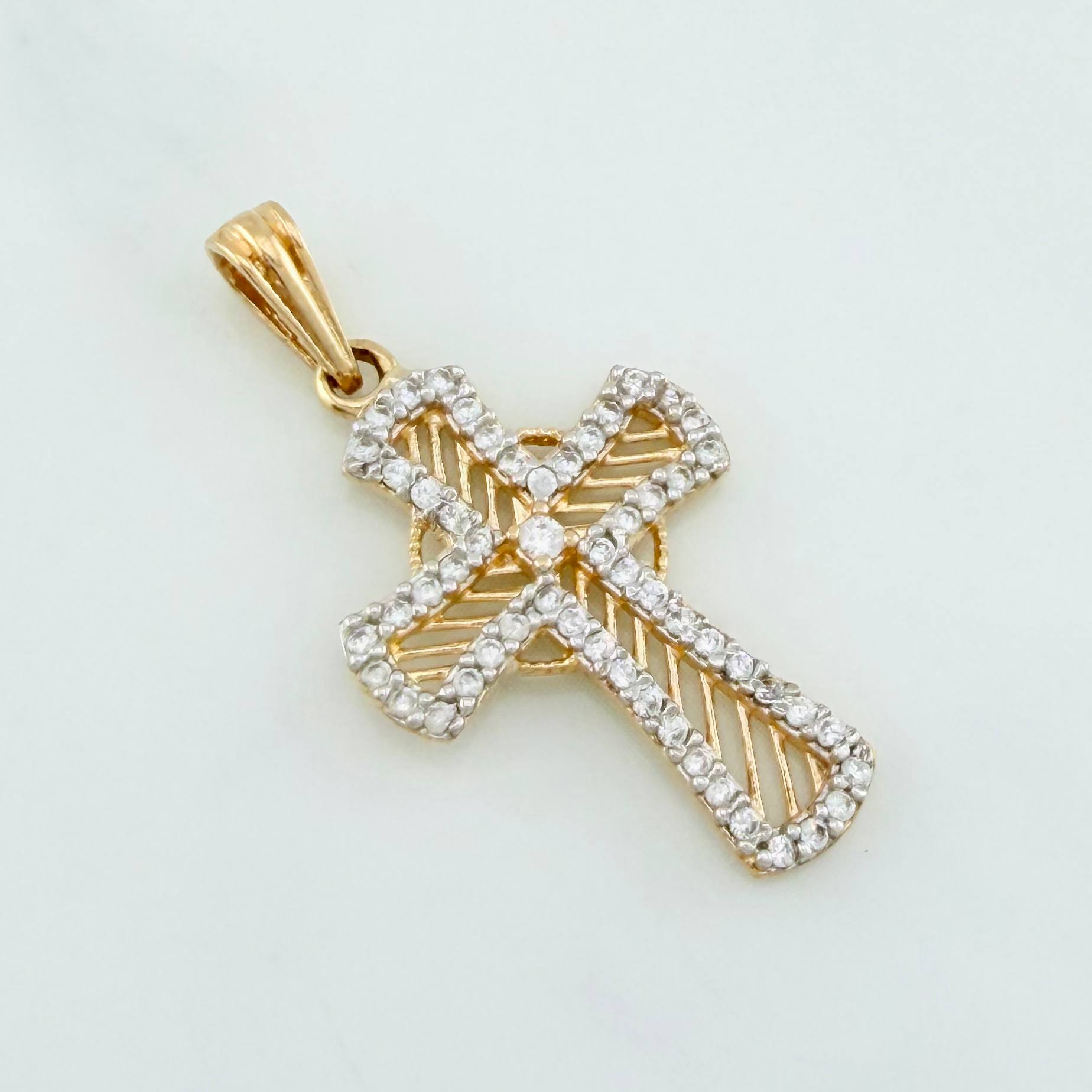 Dije Cruz 1.85 g / 1 1/4 in Dos Oros Amarillo Blanco 18K