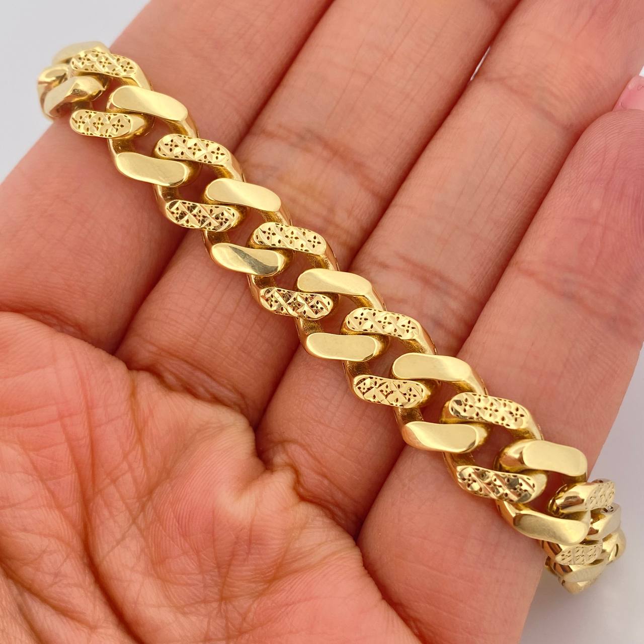 Pulso Cubana Monaco 14.85gr / 8 1/4 in / 9.4mm Oro Amarillo +4 18K $