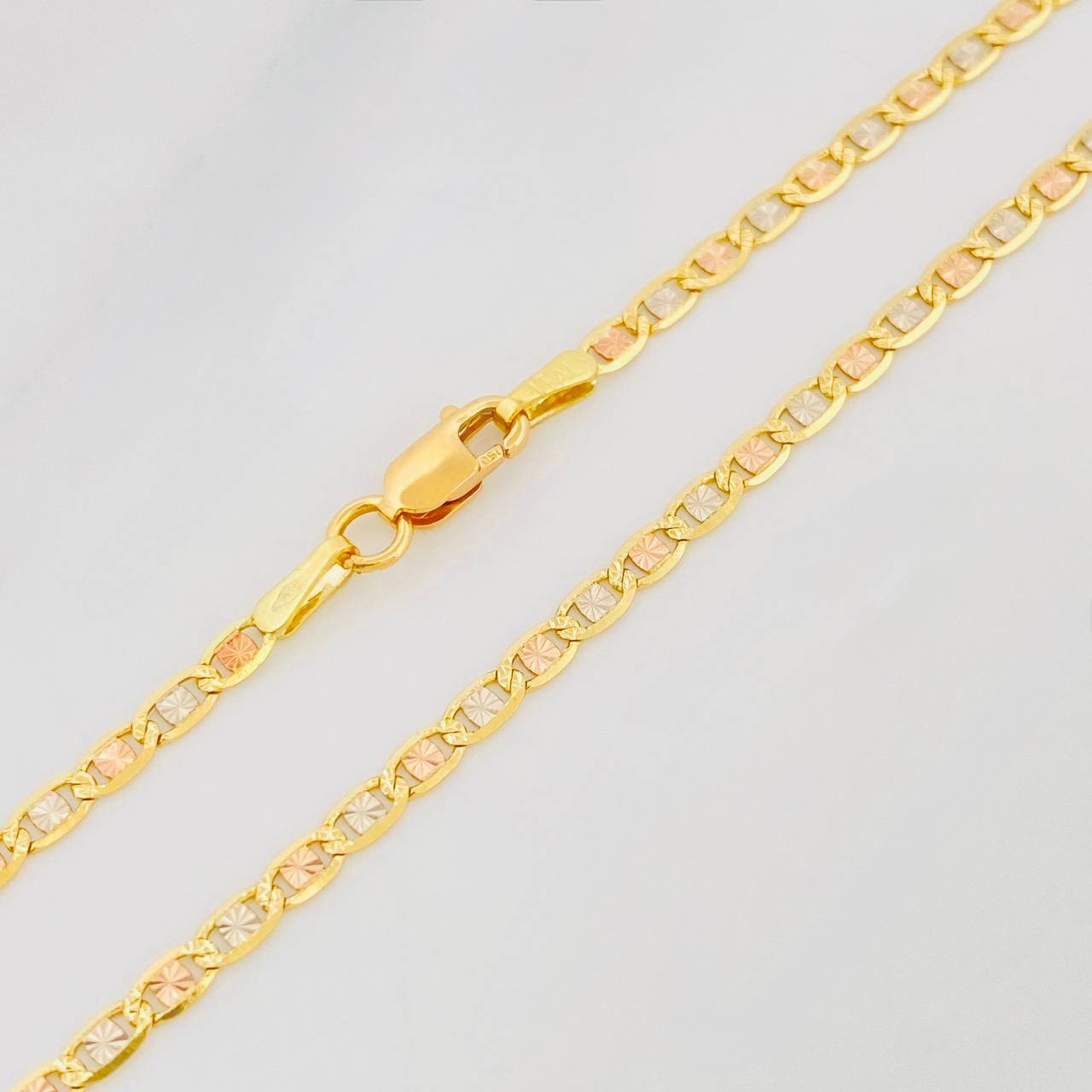 Cadena Escalera Plana 5.5g / 24 in / 2.4mm Tres Oros 18K