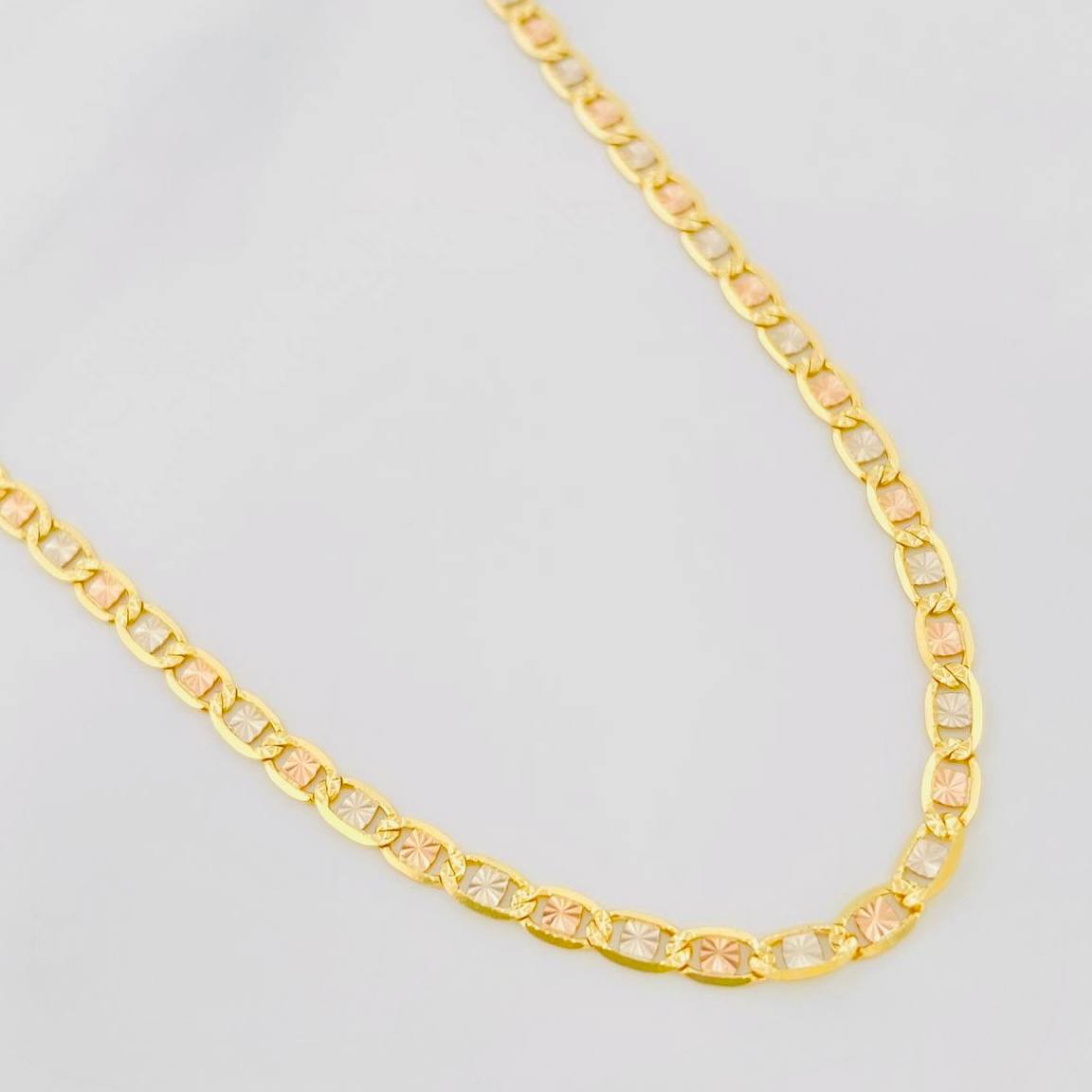 Cadena Escalera Plana 5.5g / 24 in / 2.4mm Tres Oros 18K
