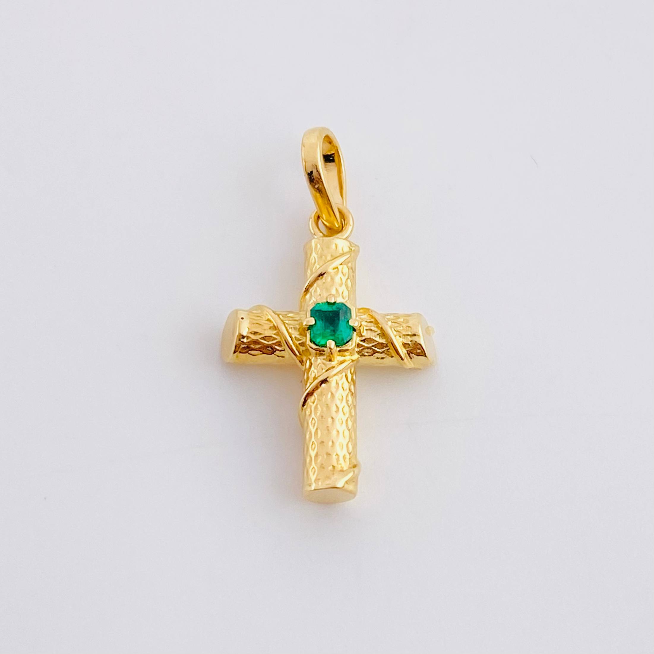 Dije Cruz Tronco Esmeralda 7pts 1.3g / 1 in Oro Amarillo 18K