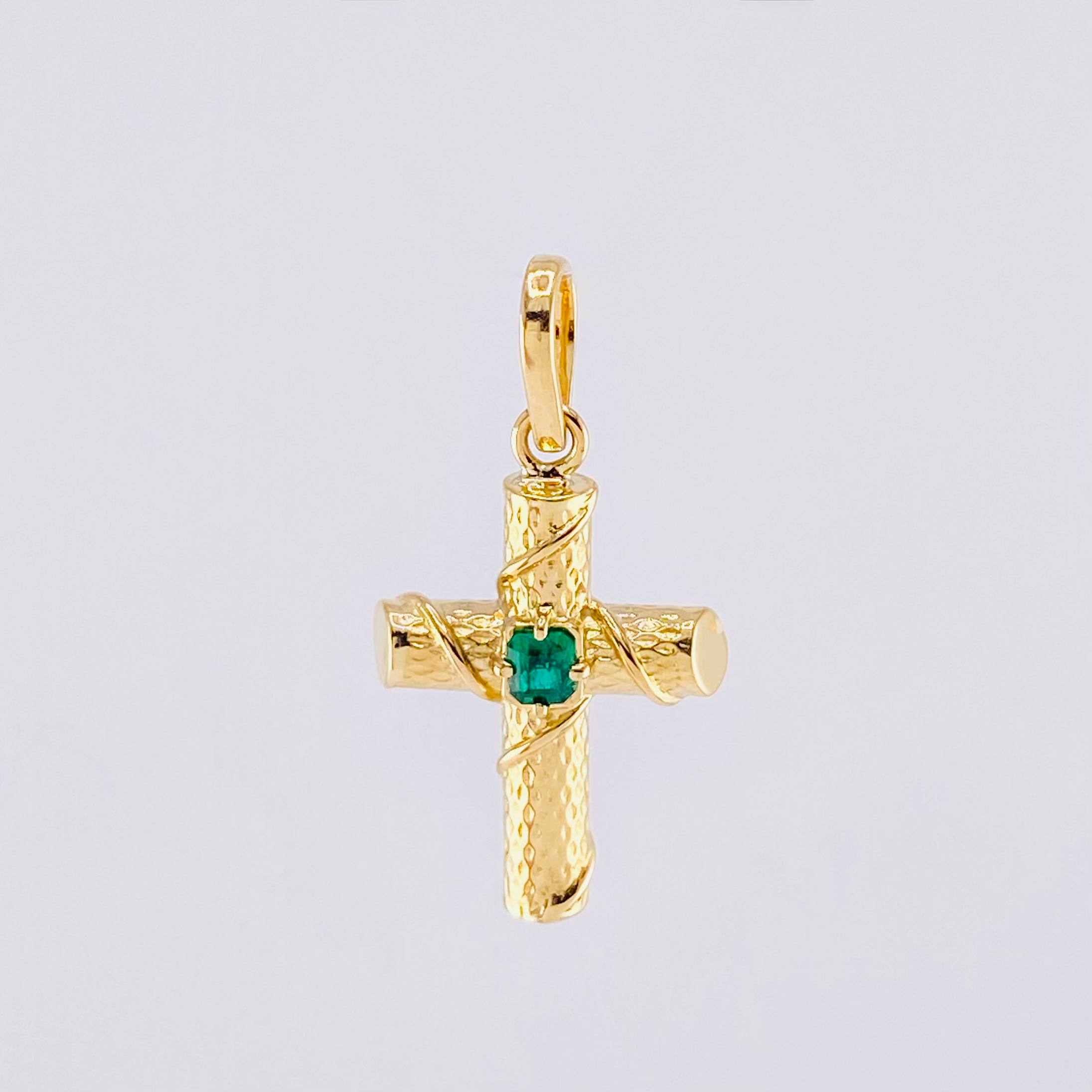 Dije Cruz Tronco Esmeralda 7pts 1.3g / 1 in Oro Amarillo 18K