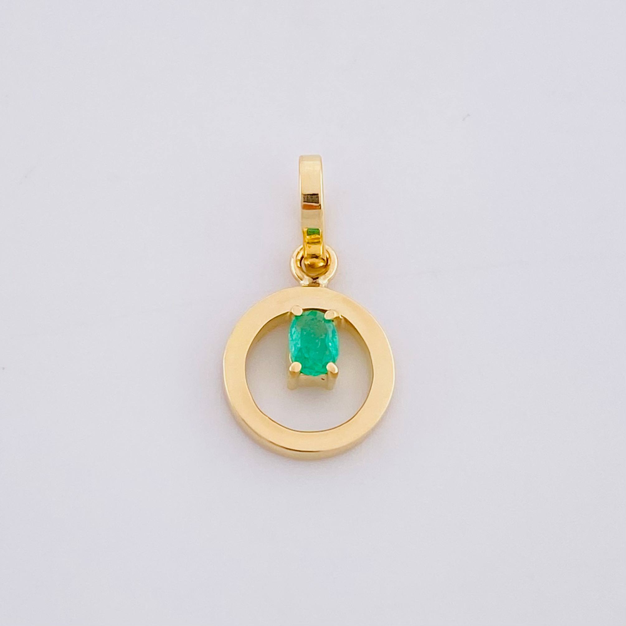Dije Circulo Chispa Esmeralda 6pts 0.45g / 1/2 in Oro Amarillo 18K