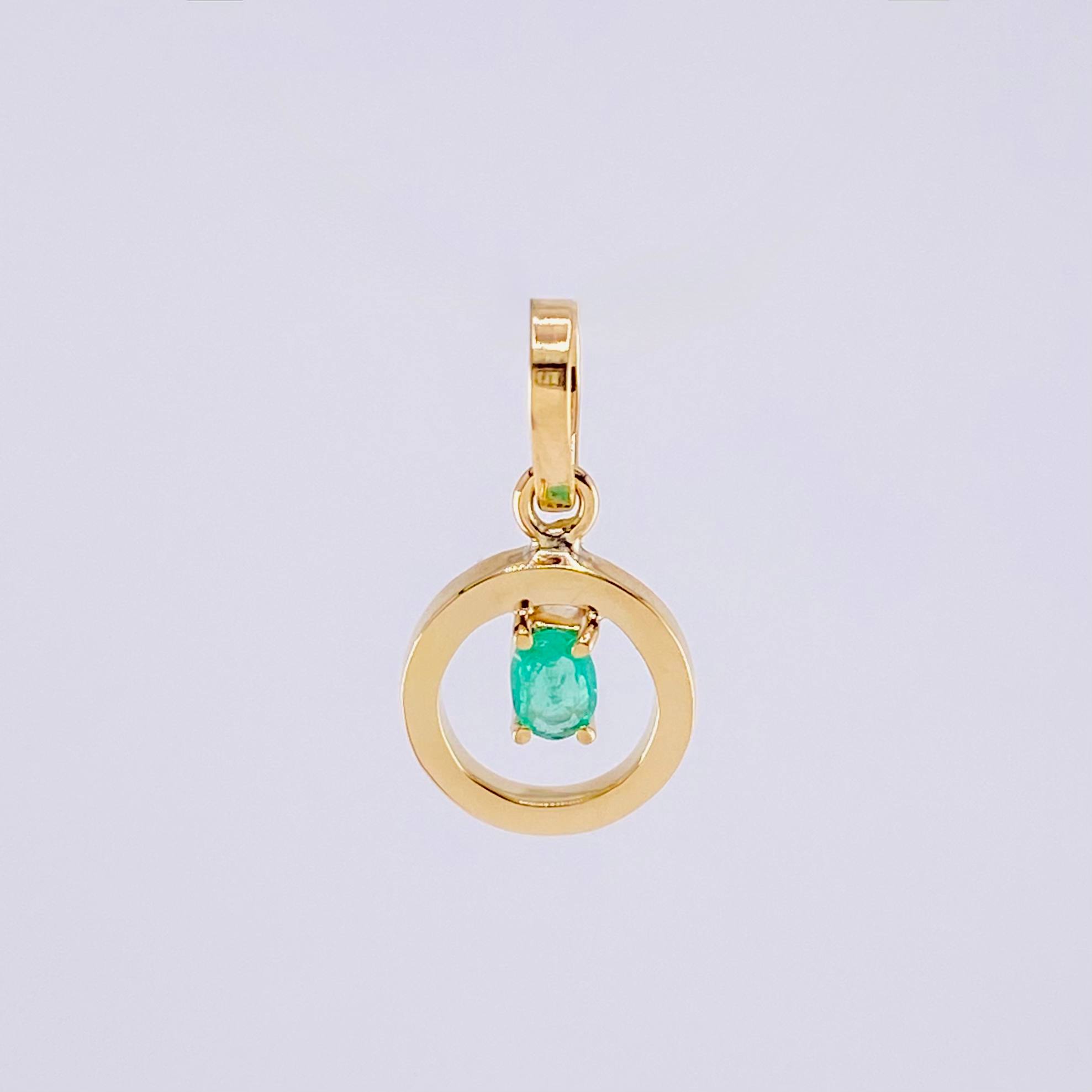Dije Circulo Chispa Esmeralda 6pts 0.45g / 1/2 in Oro Amarillo 18K