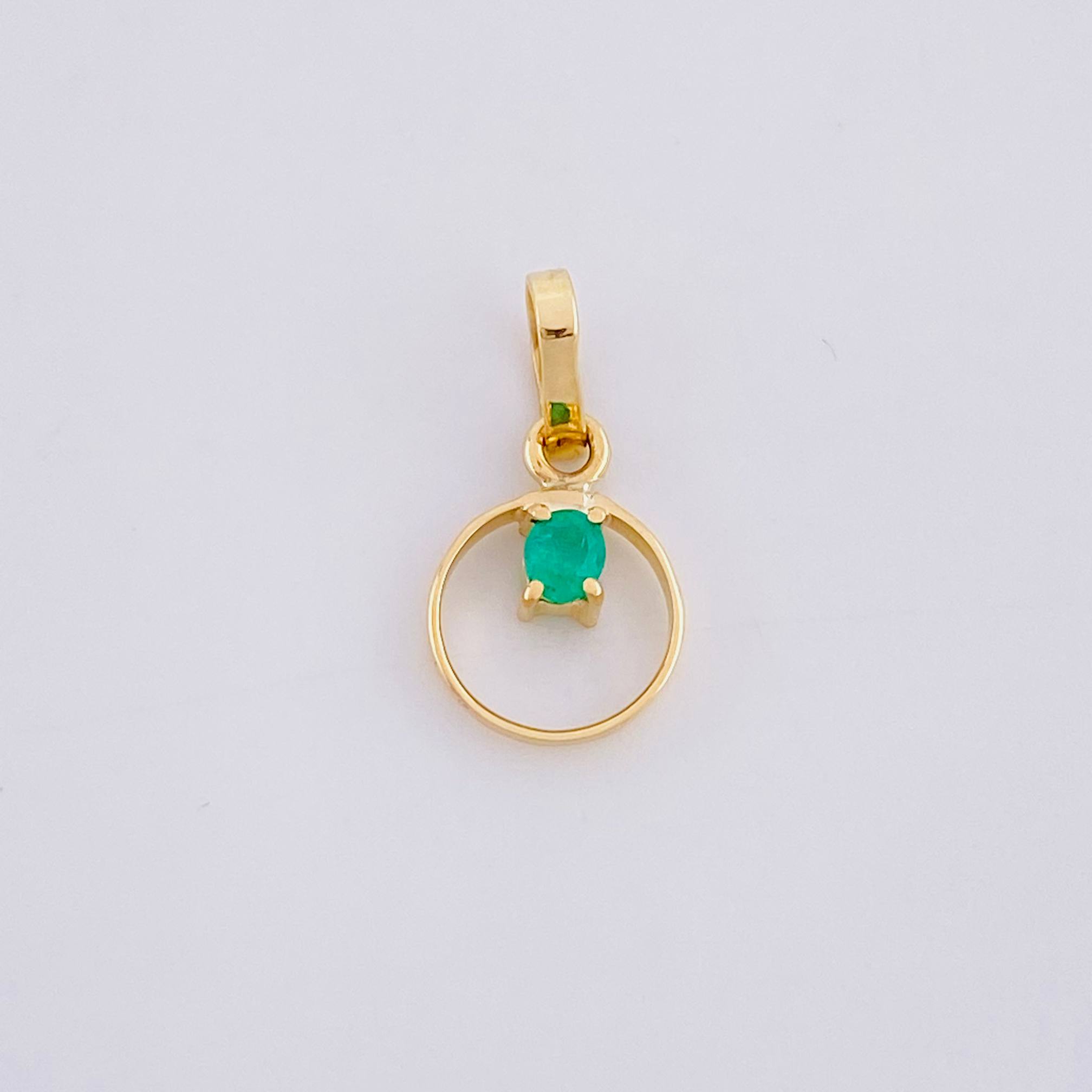 Dije Circulo Chispa Esmeralda 5pts 0.25g / 1/2 in Oro Amarillo 18K