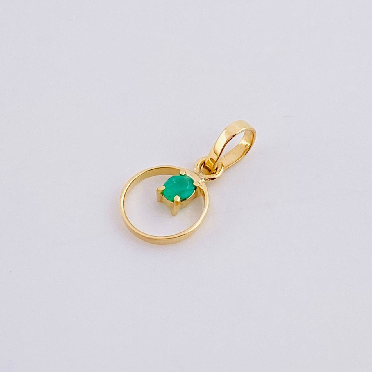 Dije Circulo Chispa Esmeralda 5pts 0.25g / 1/2 in Oro Amarillo 18K