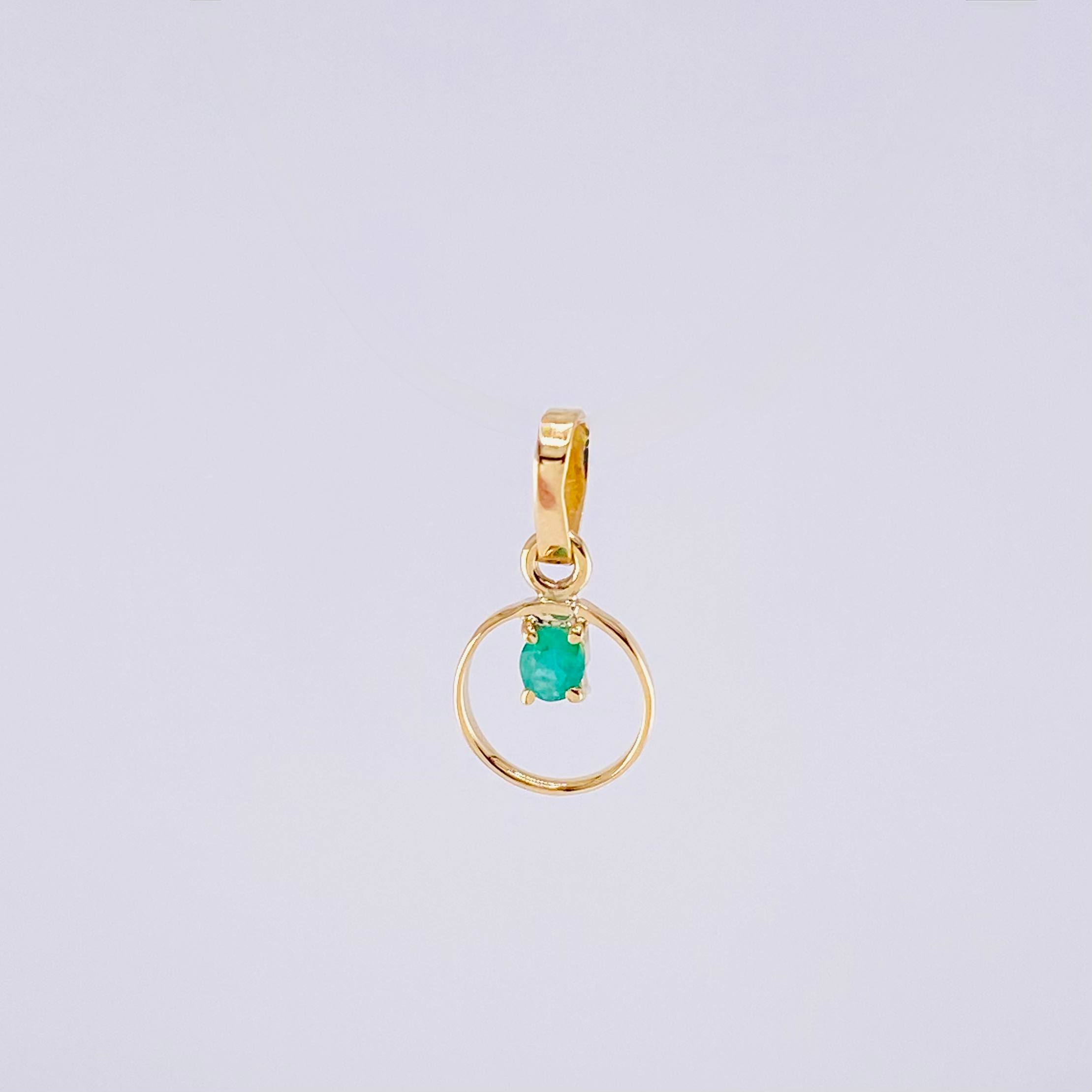 Dije Circulo Chispa Esmeralda 5pts 0.25g / 1/2 in Oro Amarillo 18K
