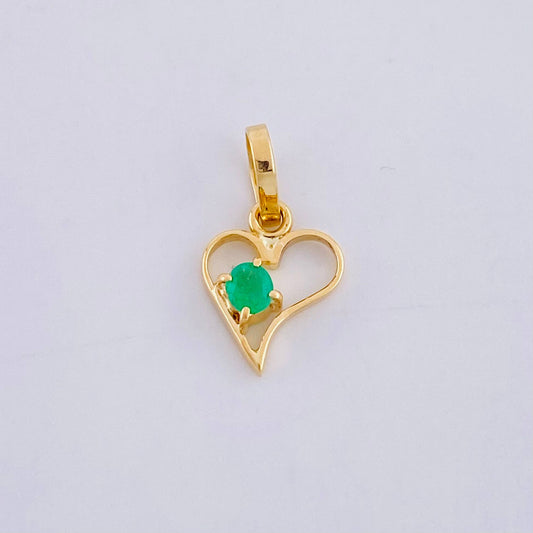 Dije Silueta Corazón Curvo Esmeralda 6pts 0.35g / 1/2 in Oro Amarillo 18K