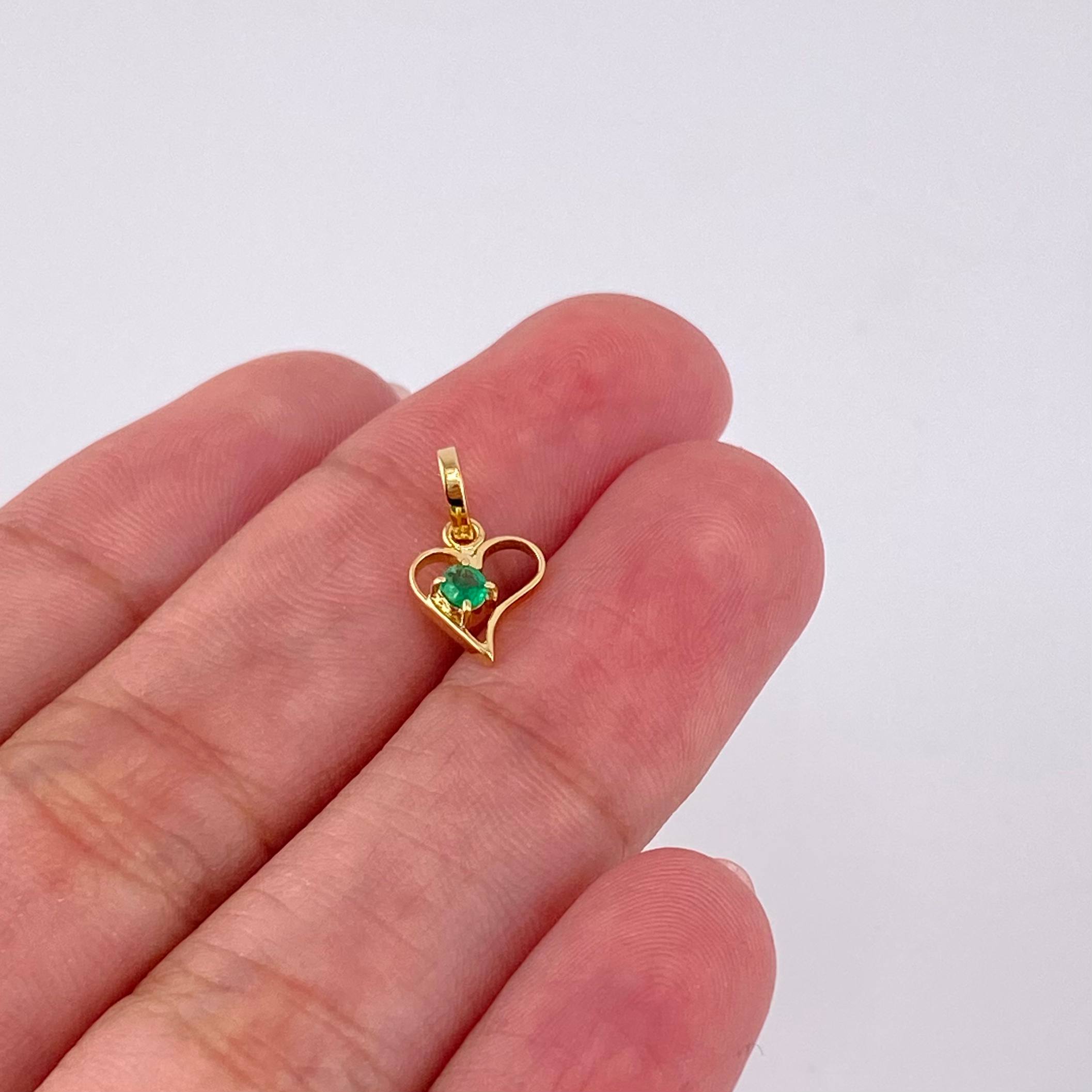 Dije Silueta Corazón Curvo Esmeralda 6pts 0.35g / 1/2 in Oro Amarillo 18K