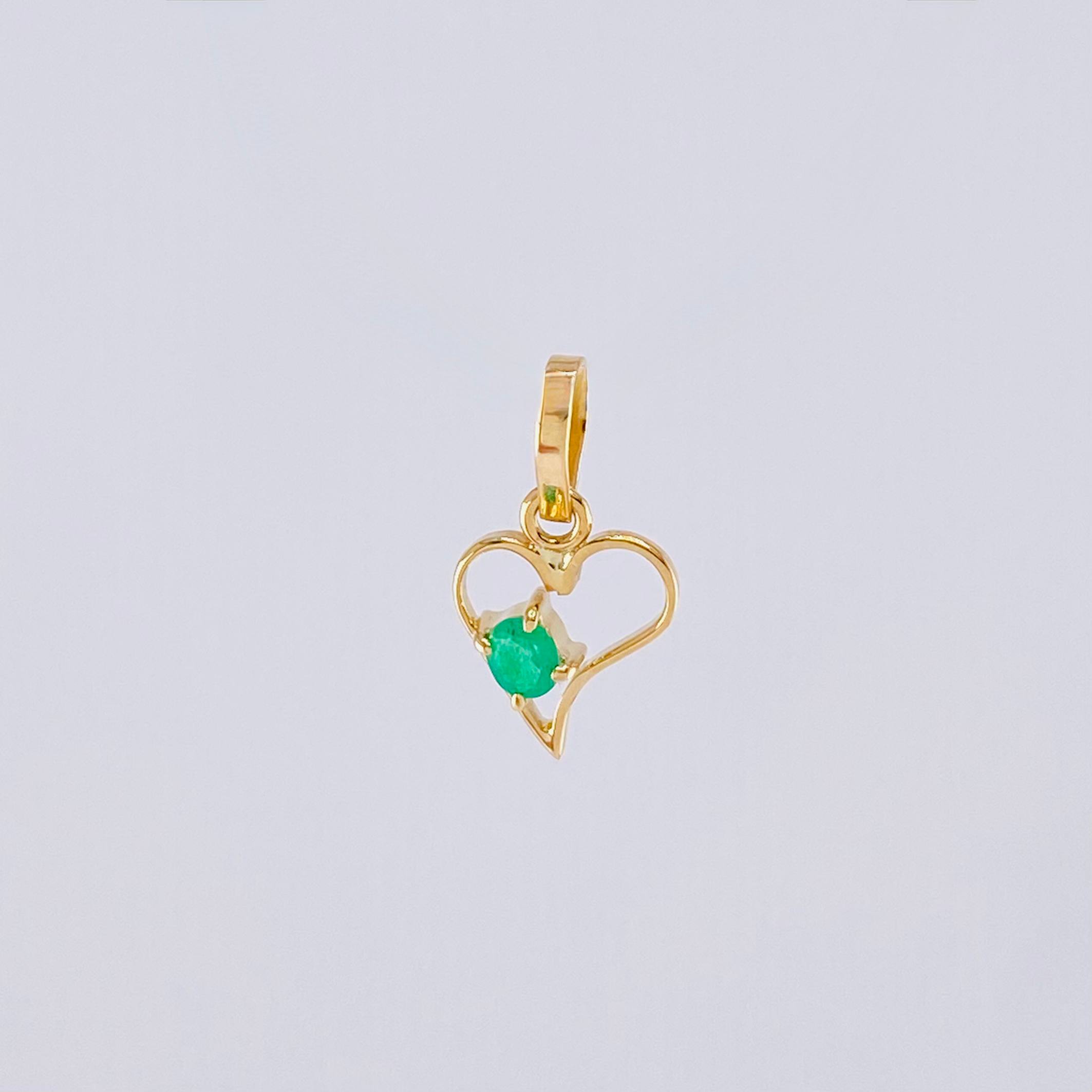 Dije Silueta Corazón Curvo Esmeralda 6pts 0.35g / 1/2 in Oro Amarillo 18K