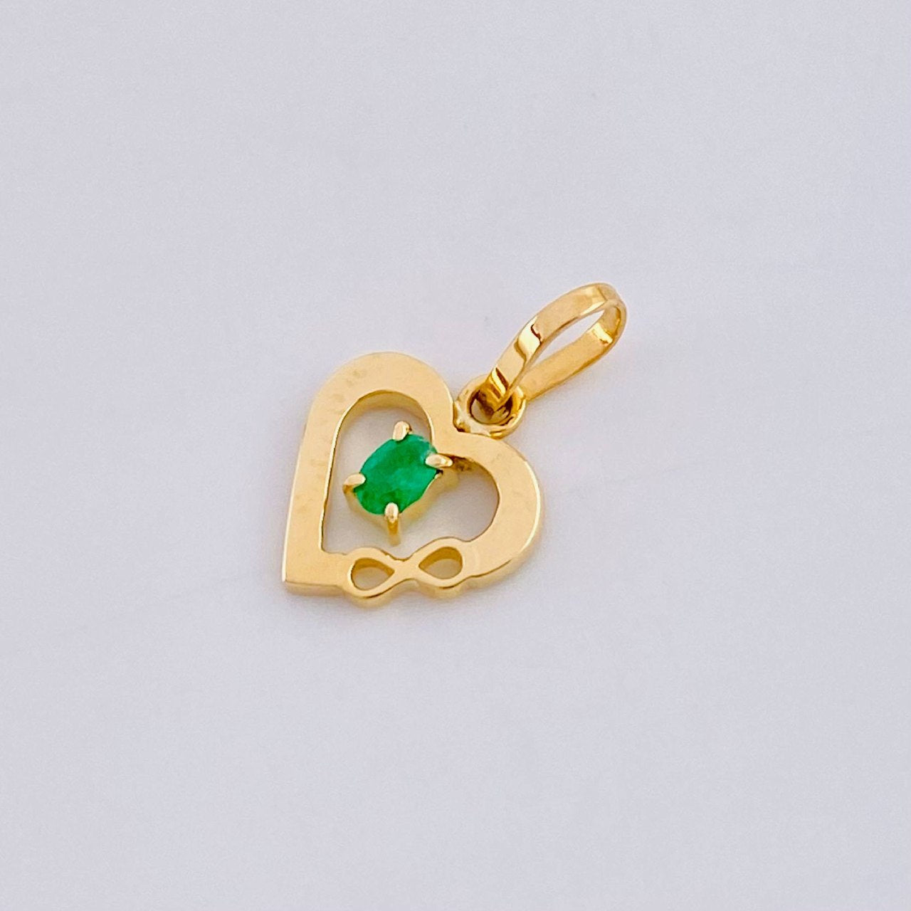 Dije Corazón Infinito Esmeralda 5pts 0.45g / 1/2 in Oro Amarillo 18K