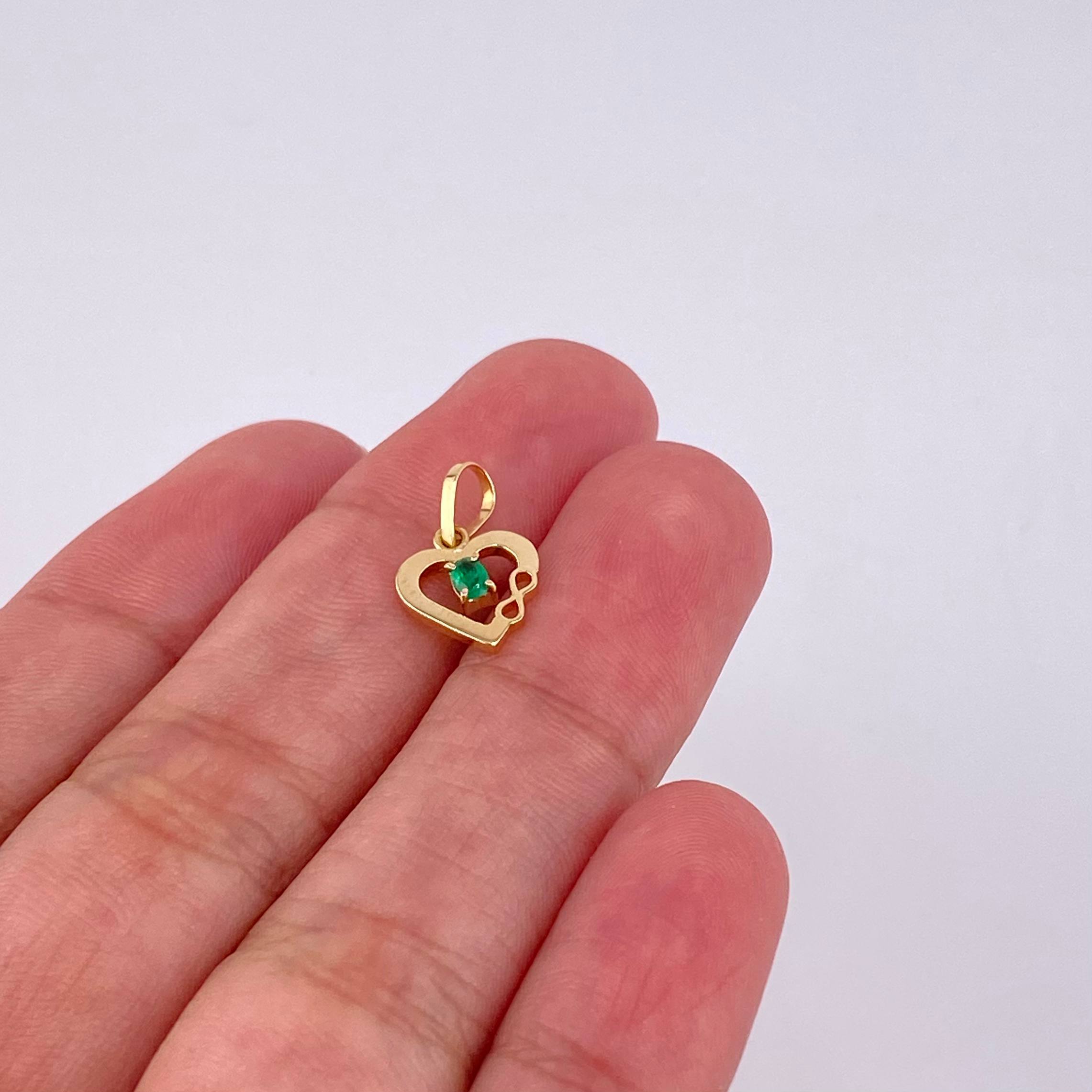 Dije Corazón Infinito Esmeralda 5pts 0.45g / 1/2 in Oro Amarillo 18K
