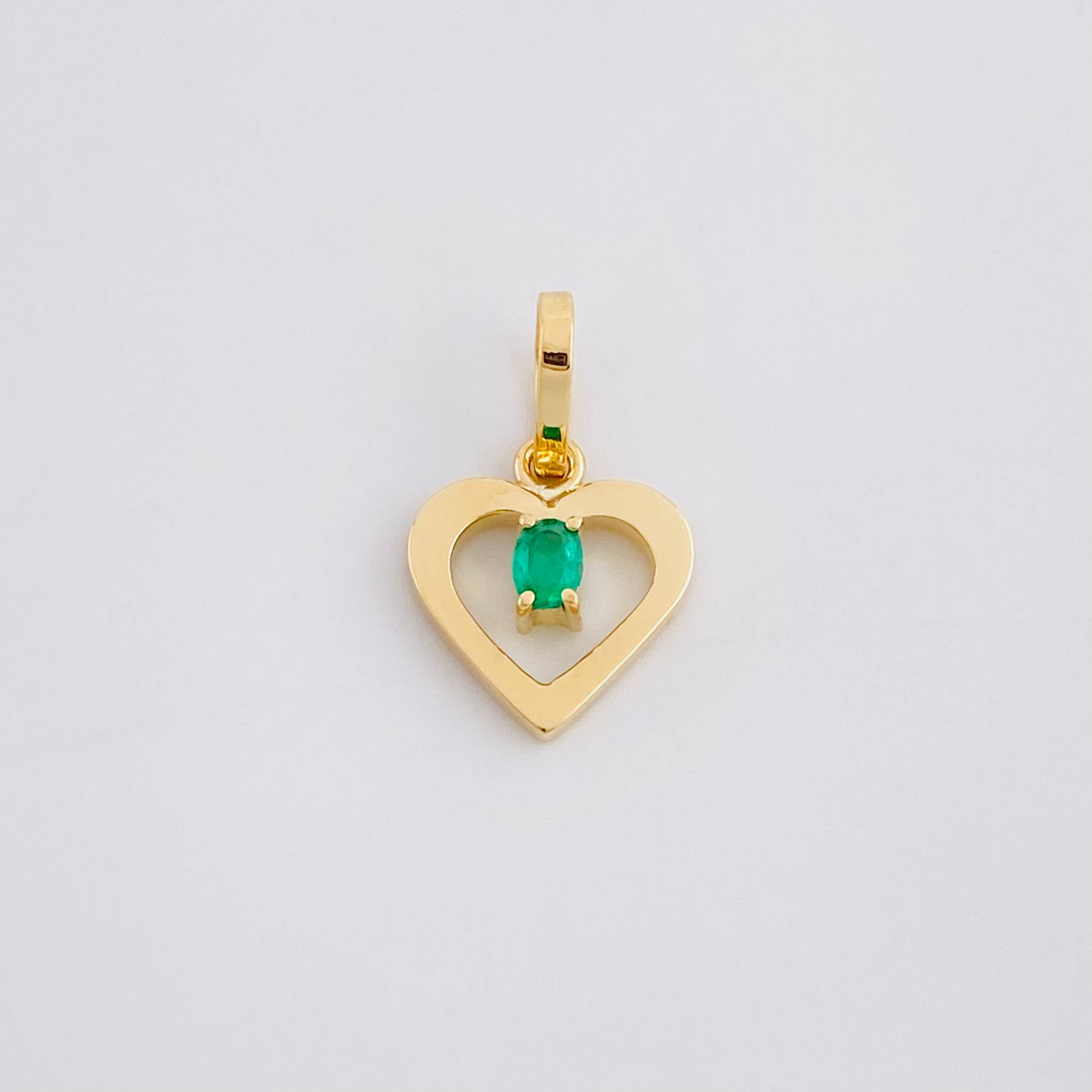 Dije Corazón Chispa Esmeralda 4pts 0.45g / 1/2 in Oro Amarillo 18K