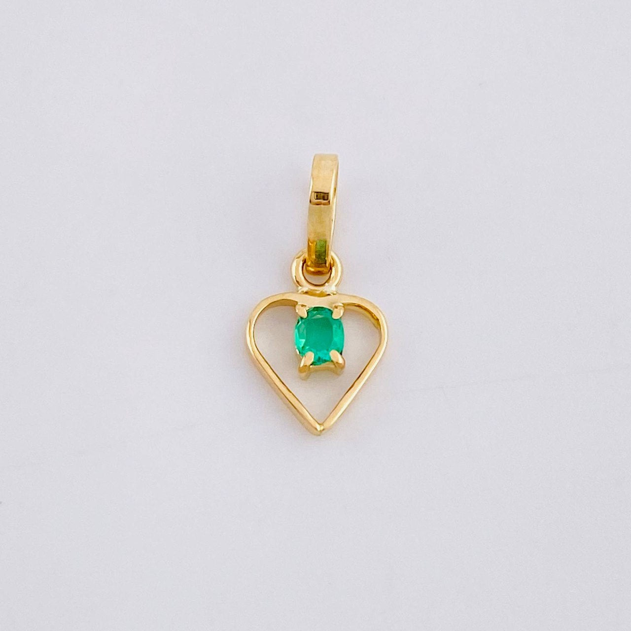 Dije Silueta Corazón Esmeralda 5pts 0.3g / 1/2 in Oro Amarillo 18K