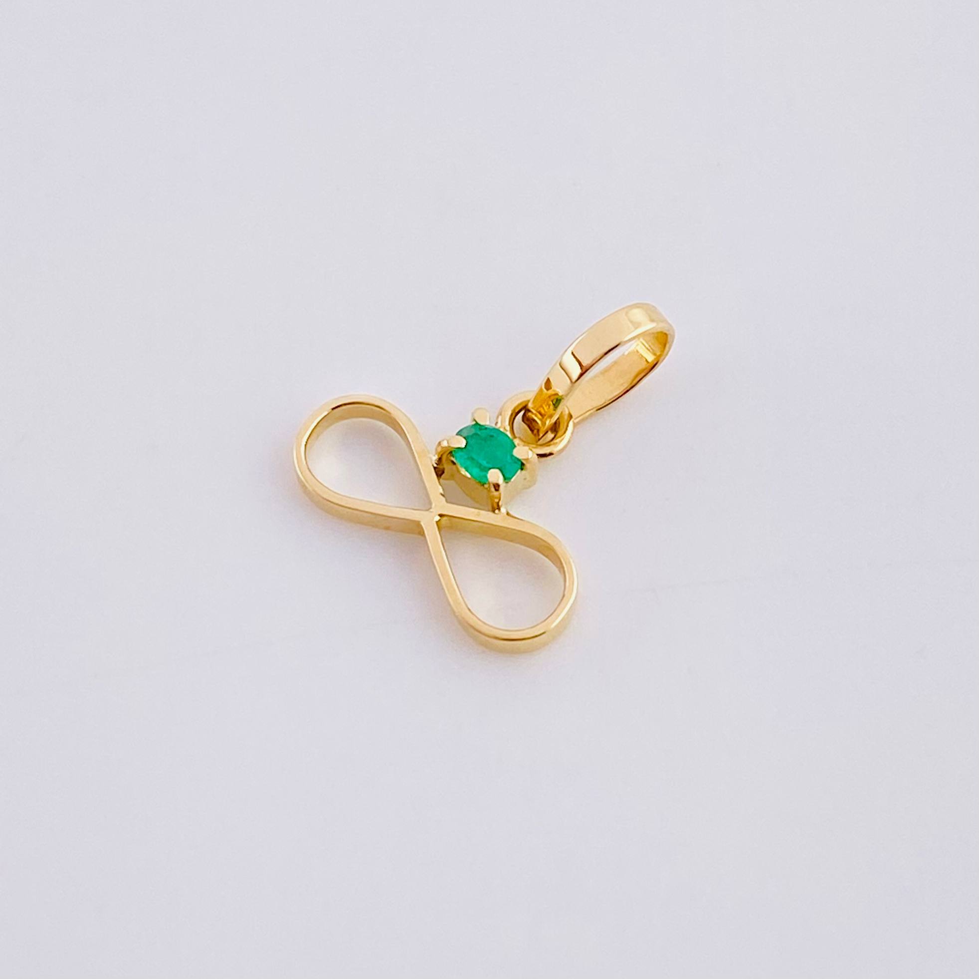 Dije Infinito Esmeralda 2pts 0.3g / 1/2 in Oro Amarillo 18K