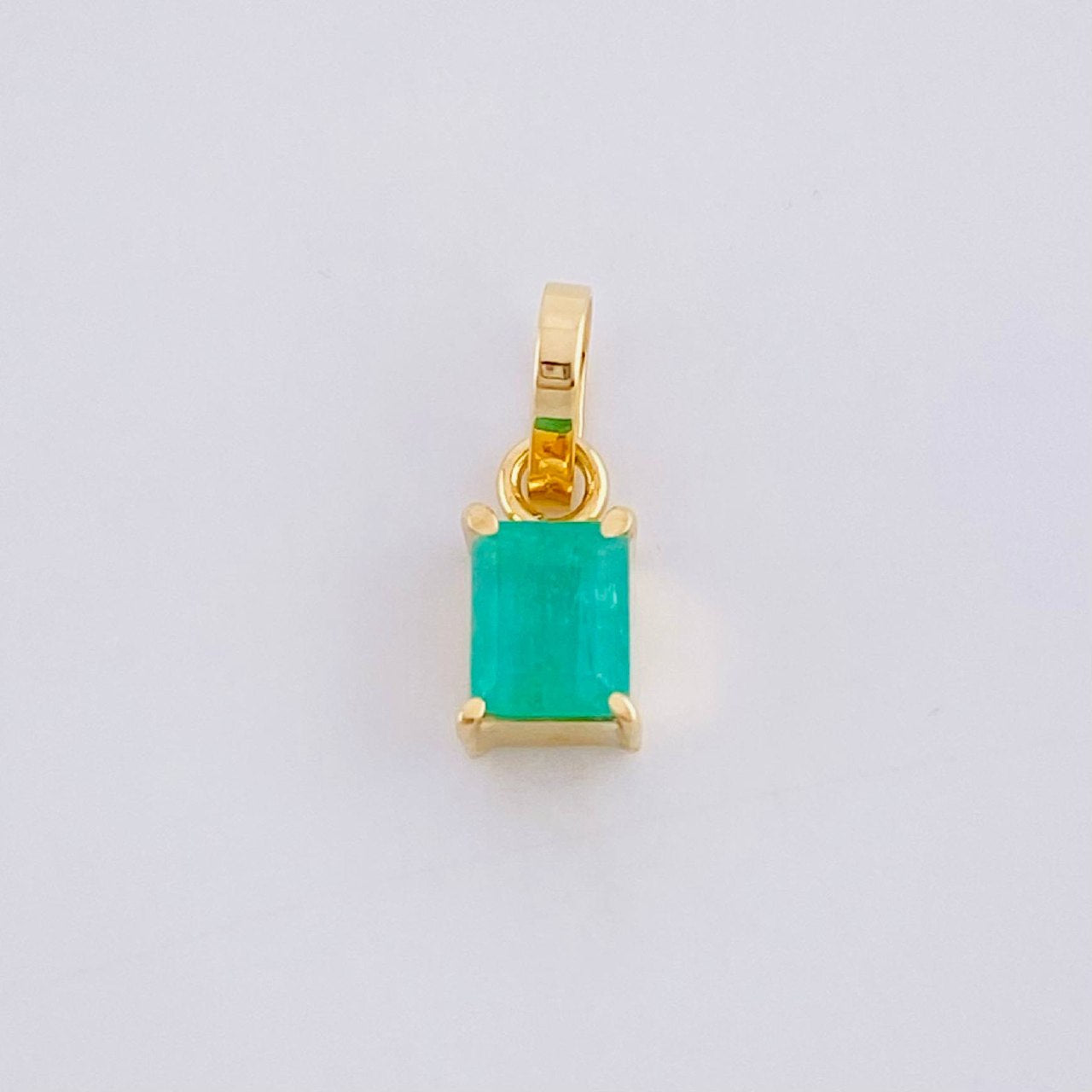 Dije Rectangular Esmeralda 33pts 0.35g / 1/2 in Oro Amarillo 18K