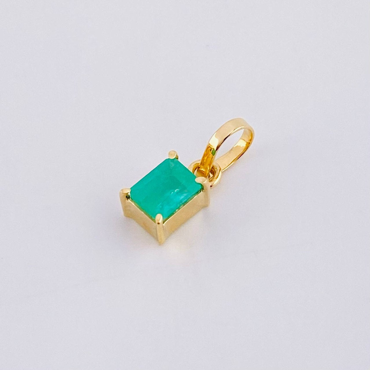 Dije Rectangular Esmeralda 33pts 0.35g / 1/2 in Oro Amarillo 18K