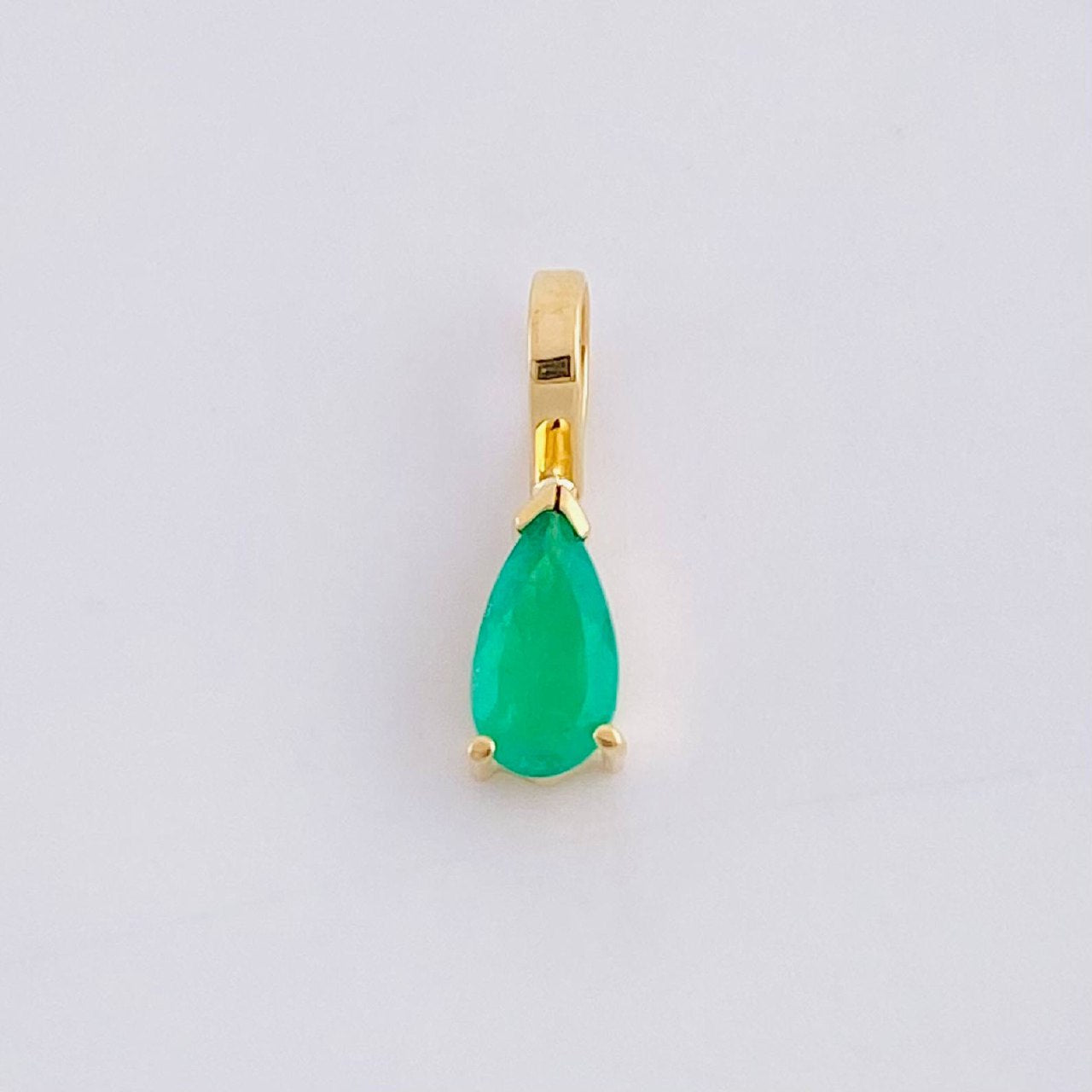Dije Lagrima Esmeralda 24pts 0.25g / 1/2 in Oro Amarillo 18K