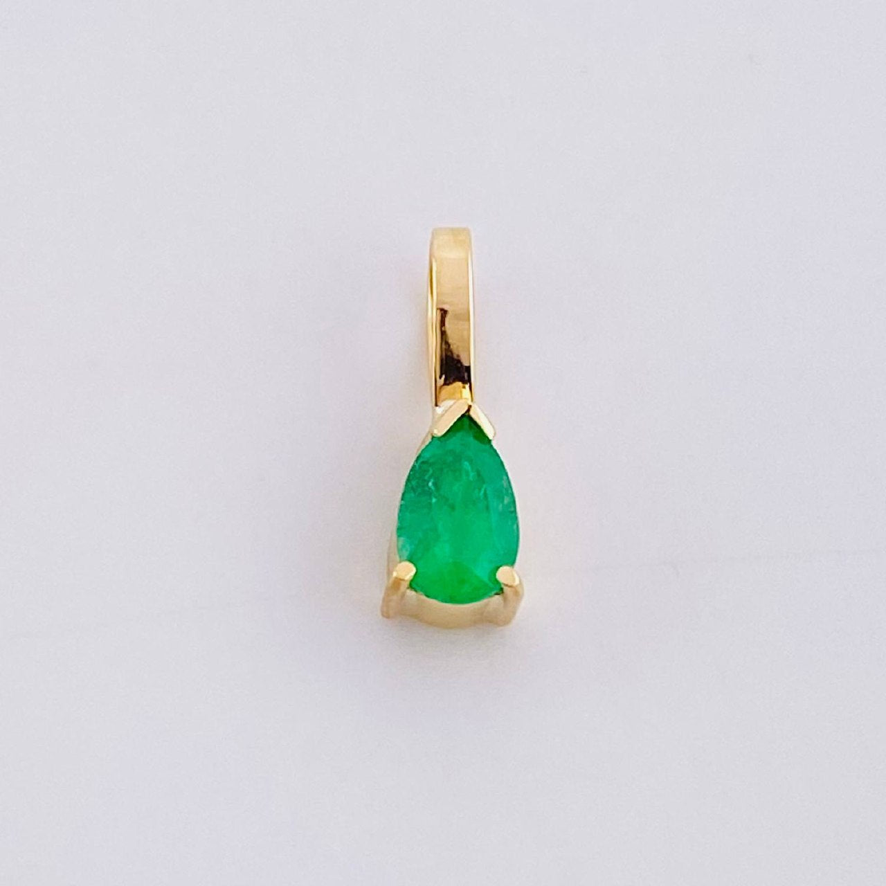 Dije Lagrima Esmeralda 19pts 0.25g / 1/2 in Oro Amarillo 18K