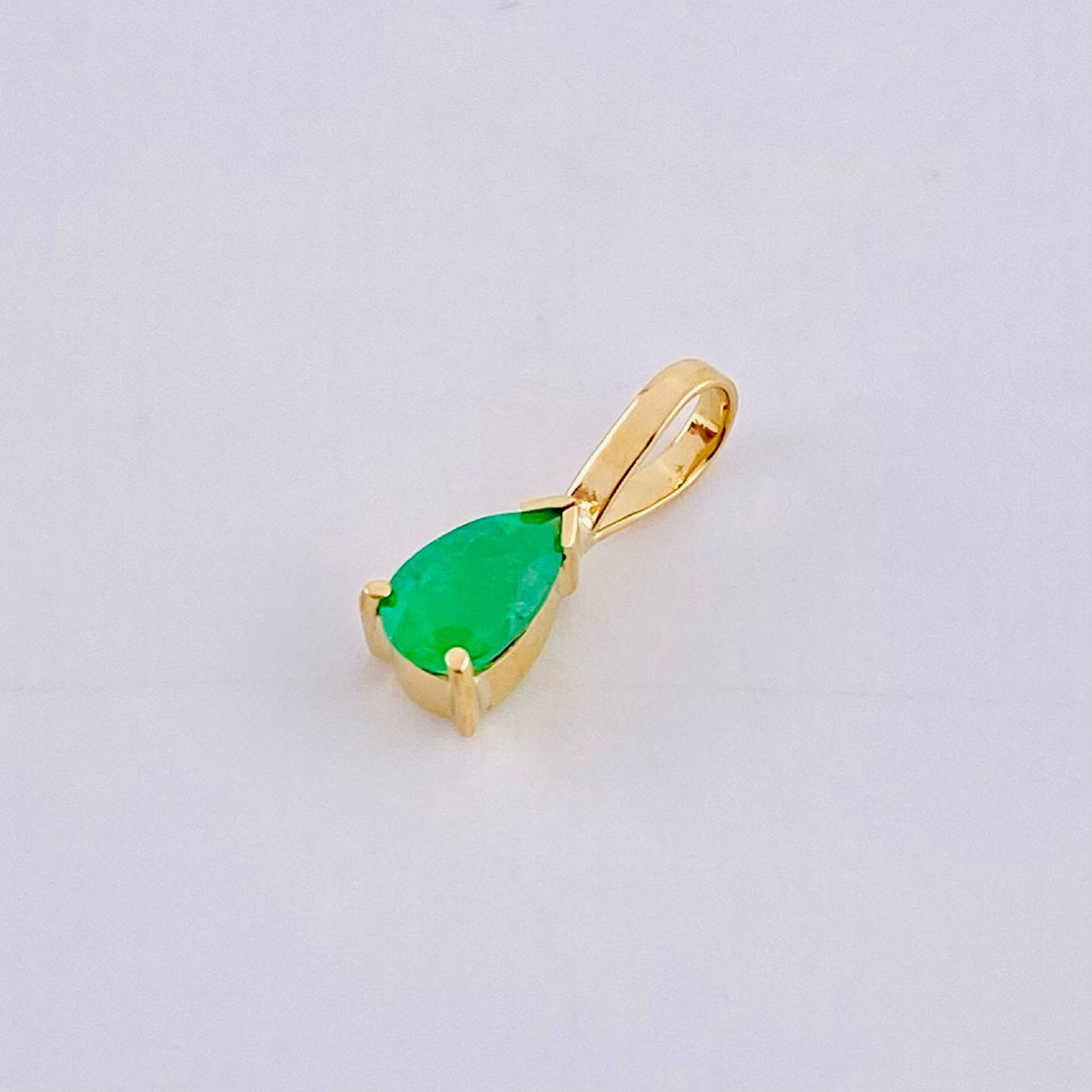 Dije Lagrima Esmeralda 19pts 0.25g / 1/2 in Oro Amarillo 18K