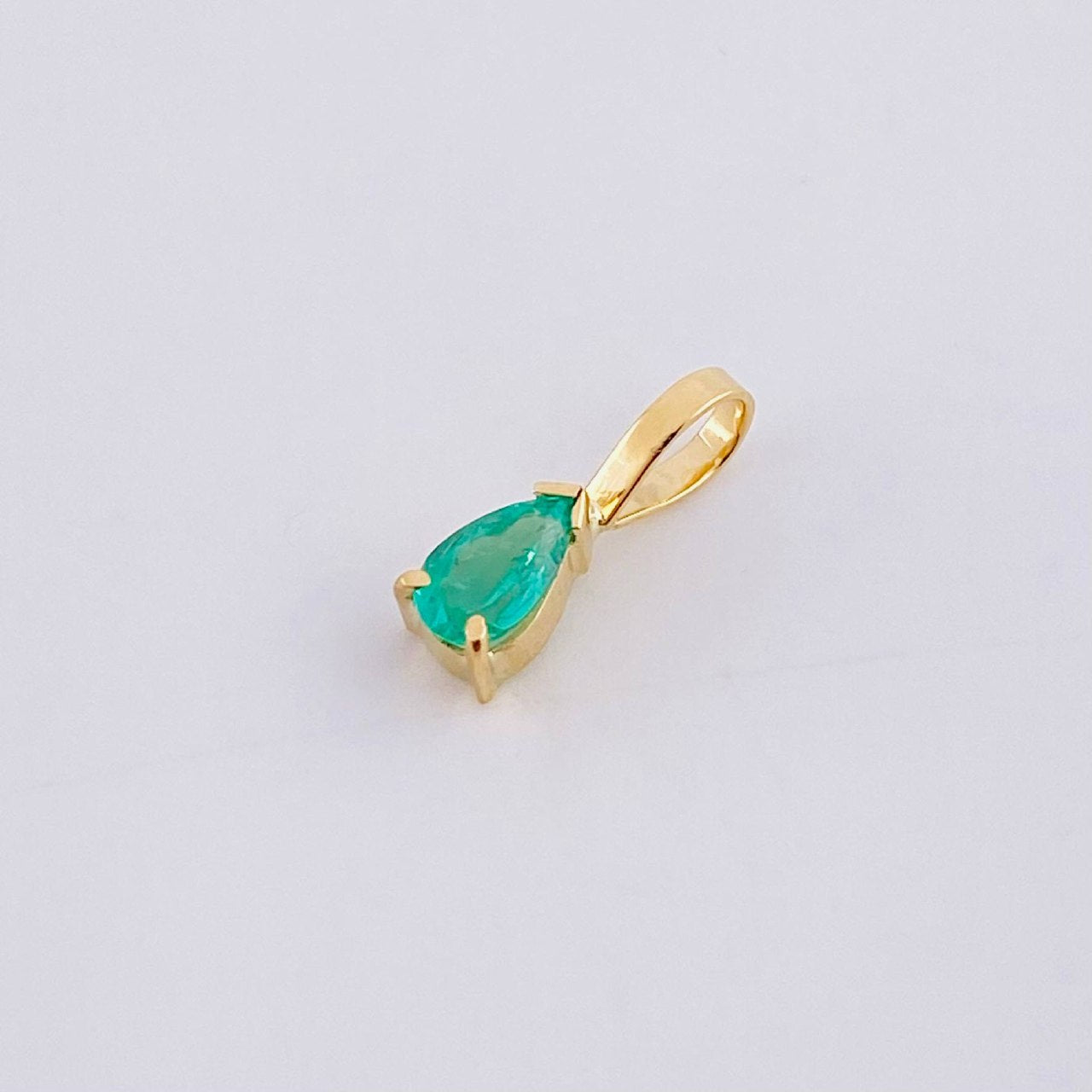 Dije Lagrima Esmeralda 15pts 0.25g / 1/2 in Oro Amarillo 18K