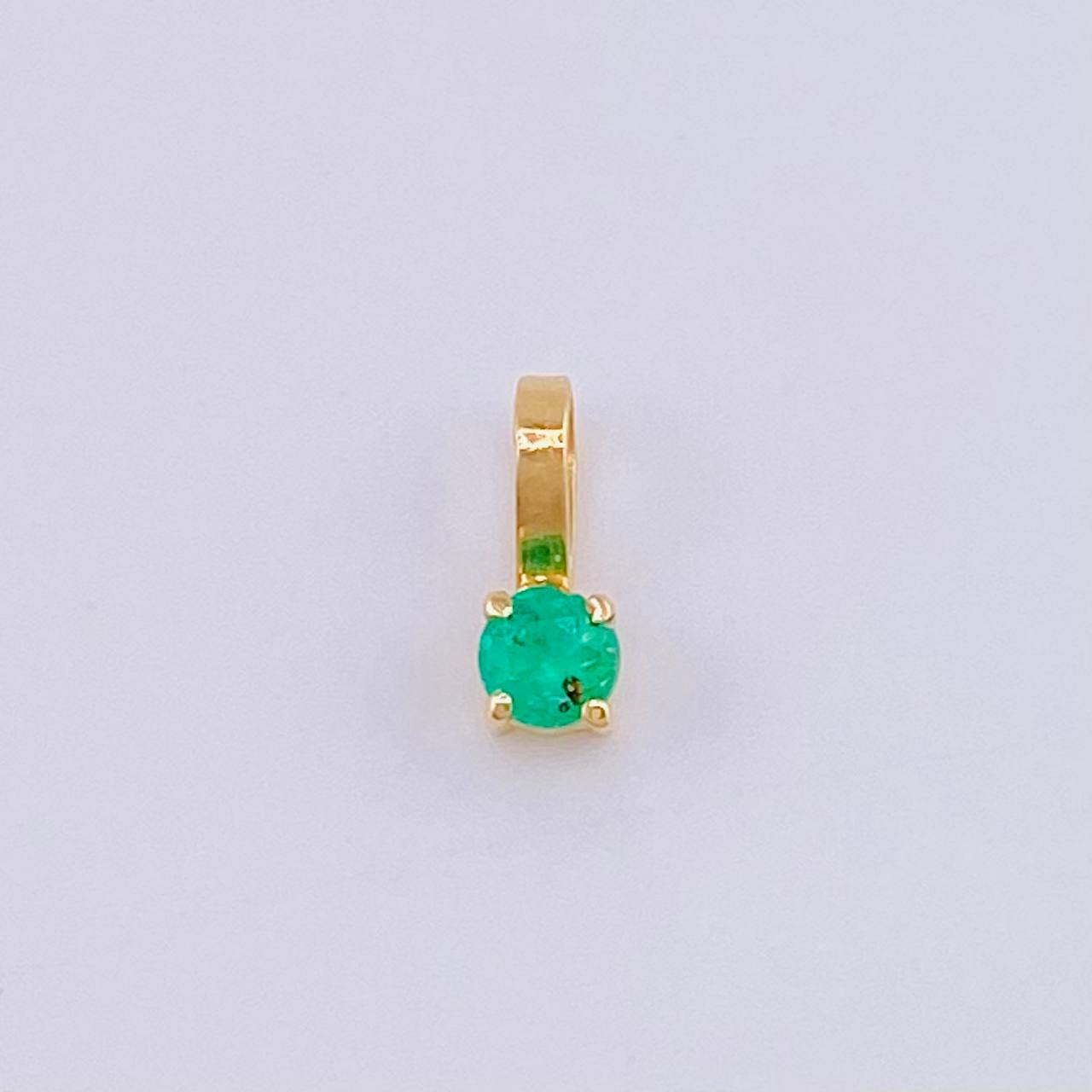 Dije Circulo Esmeralda 16pts 0.2g / 1/4 in Oro Amarillo 18K