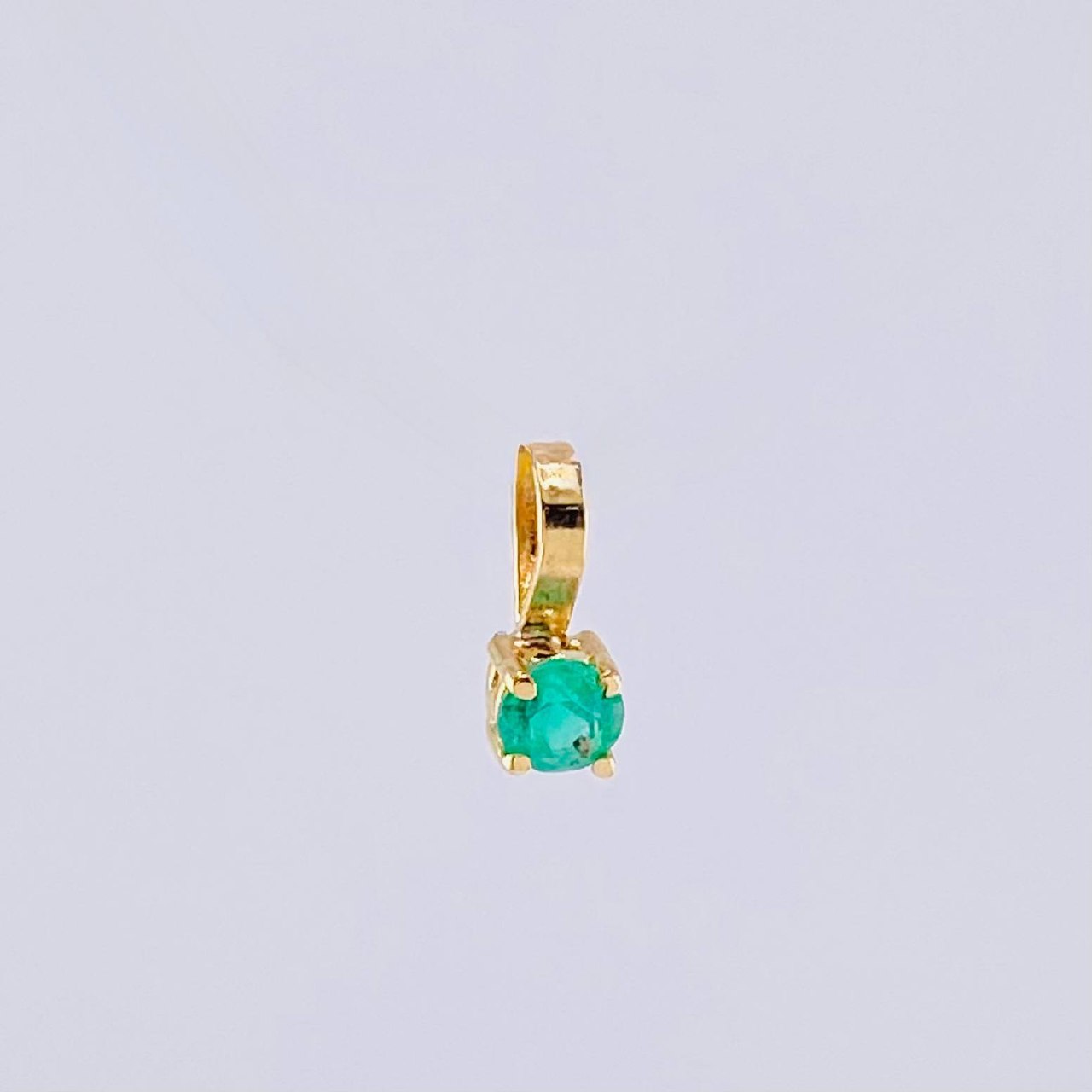 Dije Circulo Esmeralda 16pts 0.2g / 1/4 in Oro Amarillo 18K