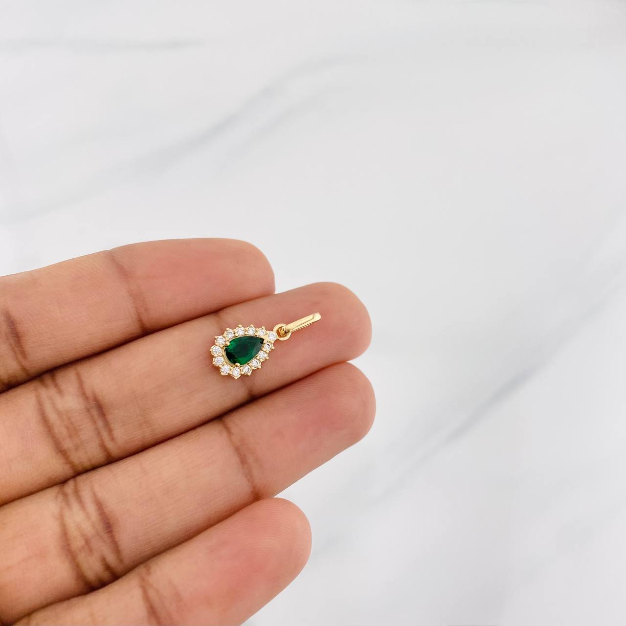 Pendant Tear 1.1g / 3/4 in 18K Yellow Gold