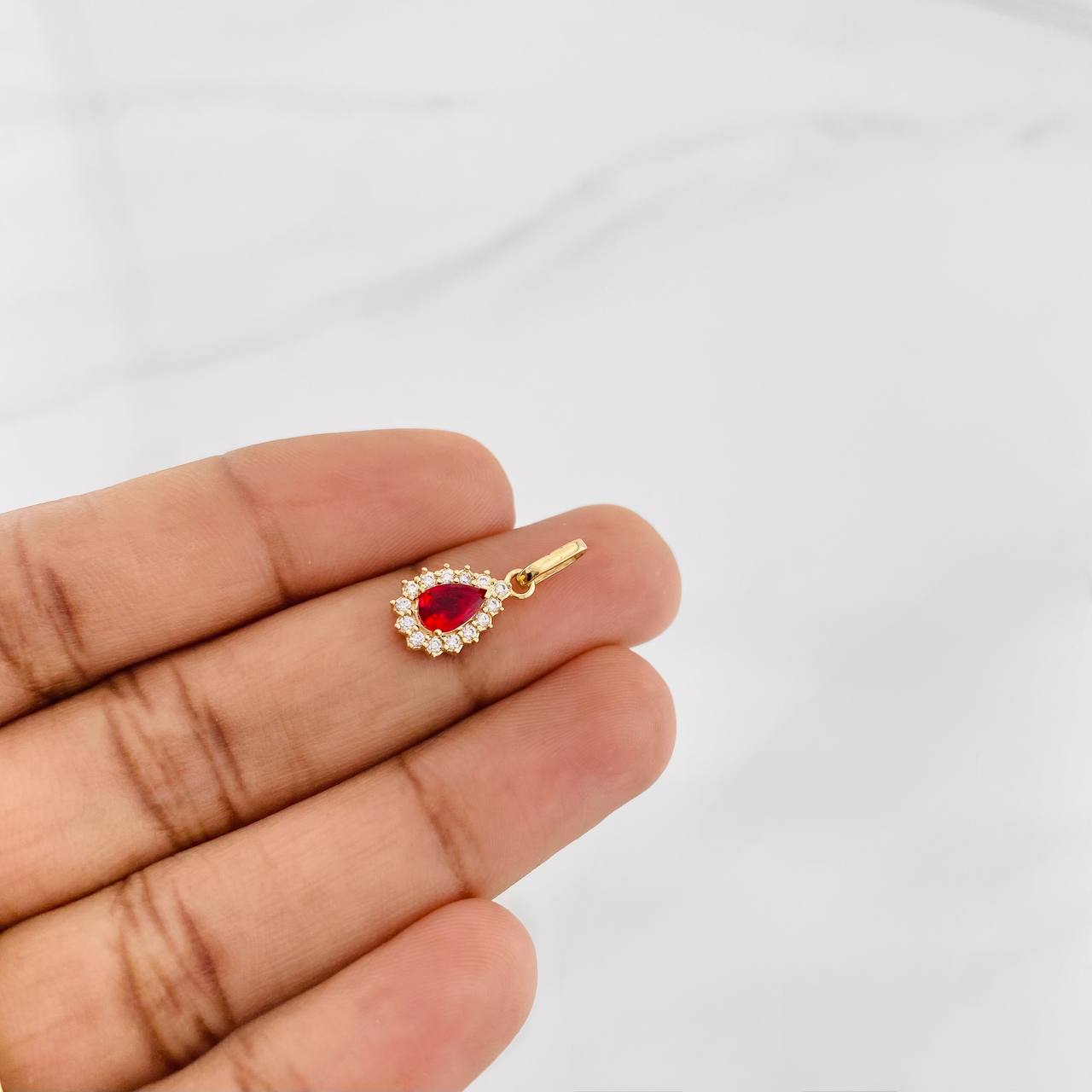 Pendant Tear 1.1g / 3/4 in 18K Yellow Gold