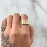 Anillo Cristo Punteado 5.4gr / T9 / Circones Blancos Oro Amarillo 18K ©