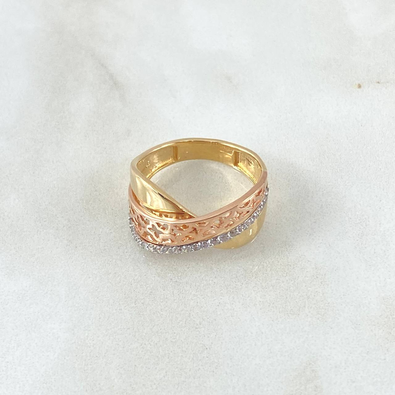 Rustic Curved Ring Basteadas Flowers 4.55gr / T7 1/2 / White Zircons Three 18K Golds ©