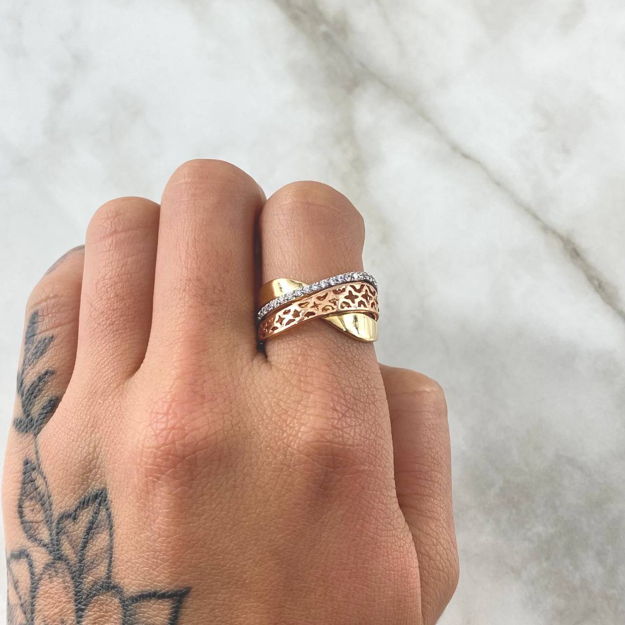 Rustic Curved Ring Basteadas Flowers 4.55gr / T7 1/2 / White Zircons Three 18K Golds ©