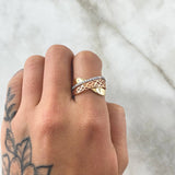 Rustic Curved Ring Basteadas Flowers 4.55gr / T7 1/2 / White Zircons Three 18K Golds ©