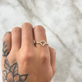 Anillo Flor Trebol 1.75gr / T7 3/4 / Circones Blancos Oro Amarillo 18K ©
