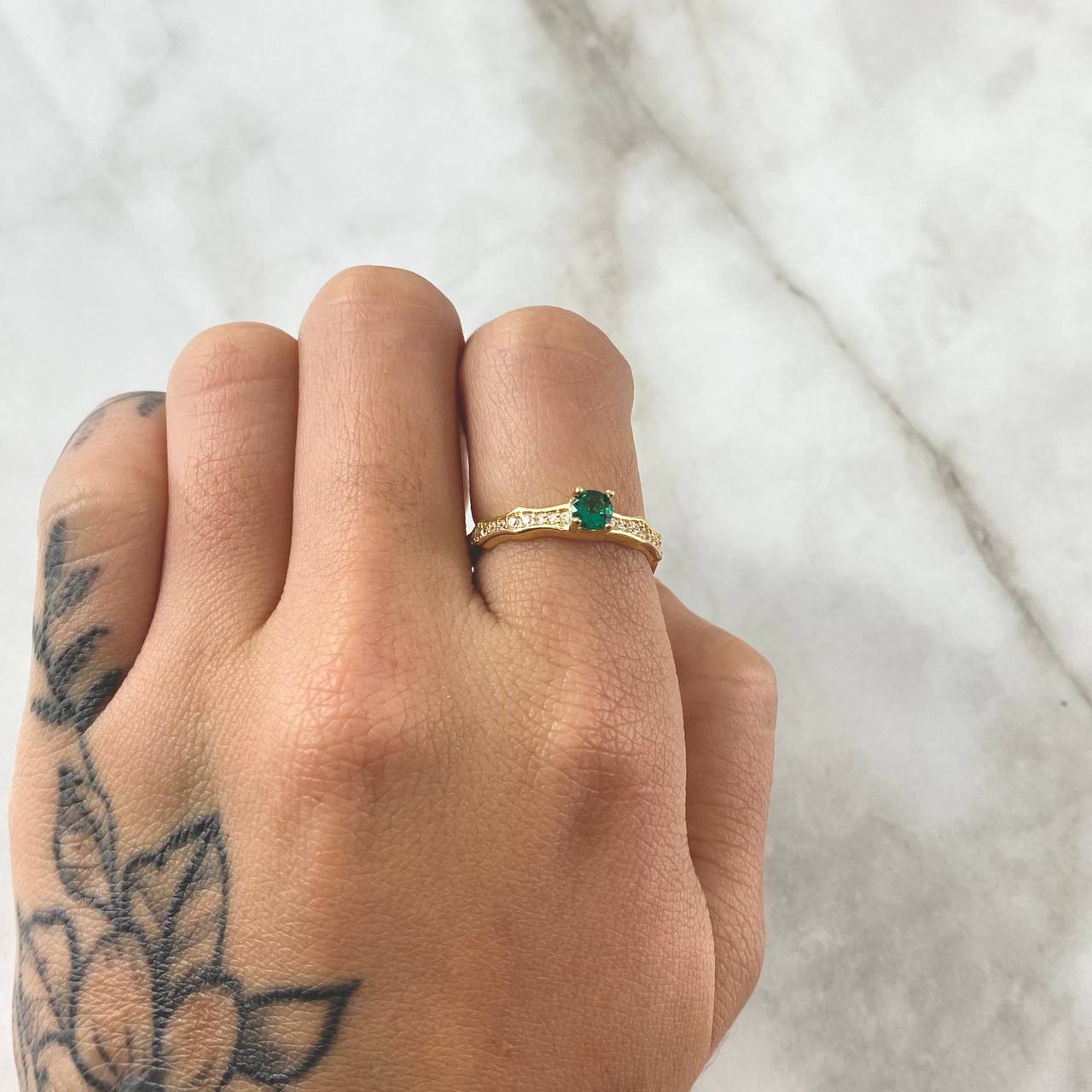 Zig-Zag External Ring 2.25gr / T6 1/4 / White Green Zircons Yellow Gold 18K ©