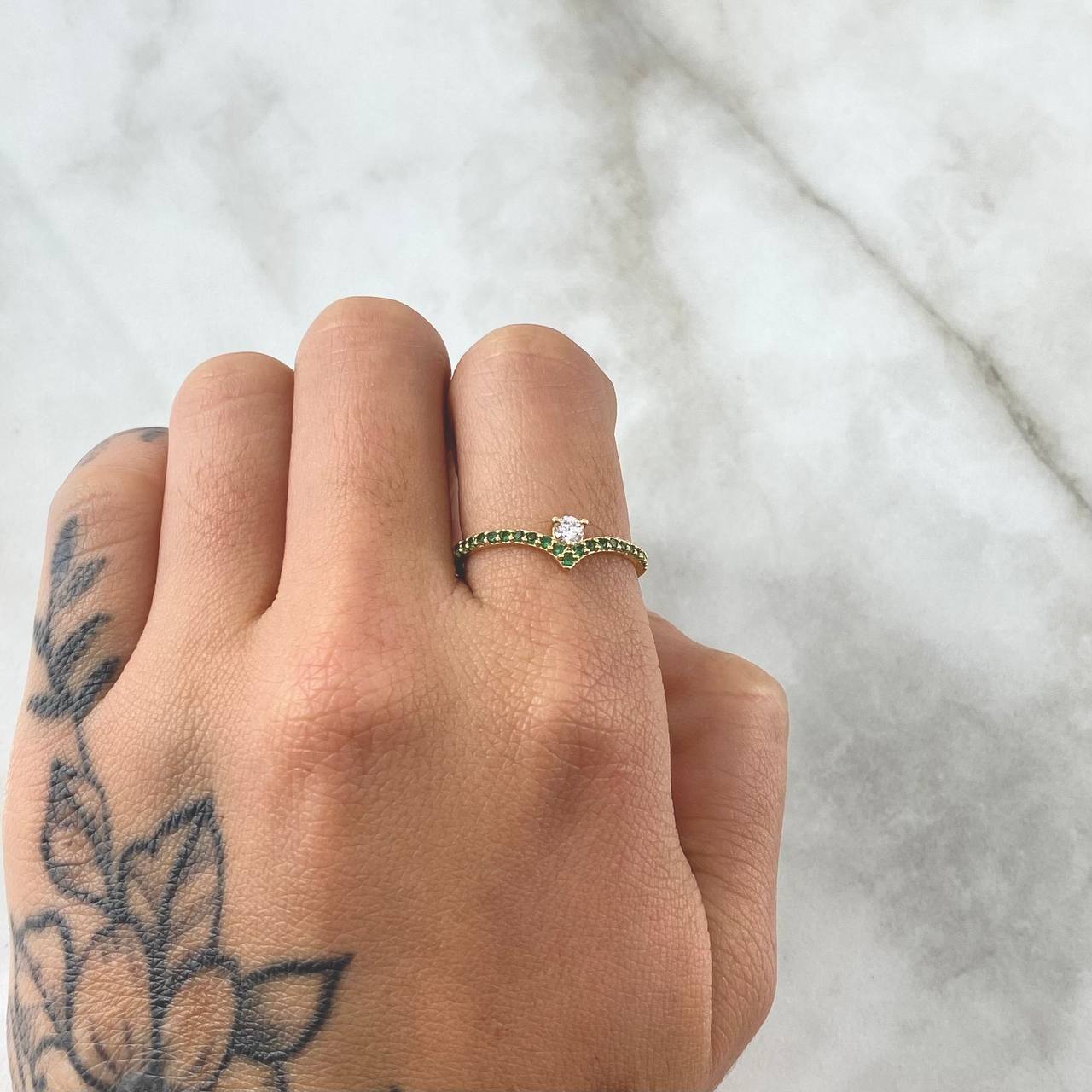Anillo Solitario en V 1.5gr / T7 1/2 / Circones Verdes Blanco Oro Amarillo 18K ©