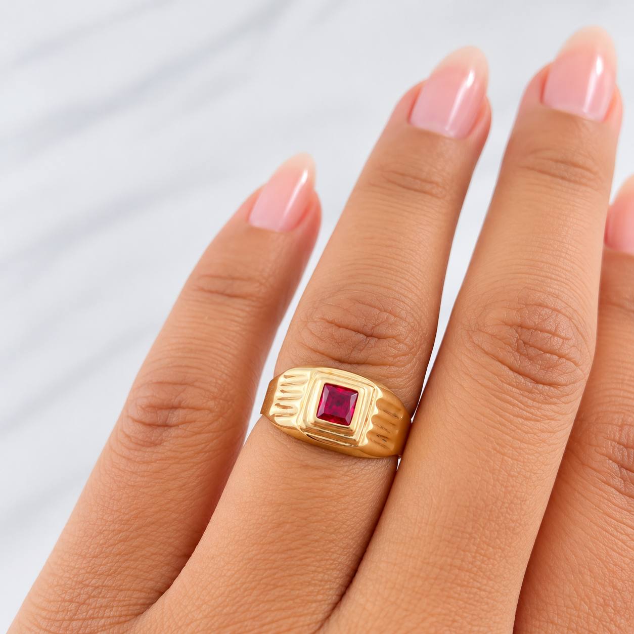 Square Signet Ring 1.3g / T4 3/4 Yellow Gold 18K