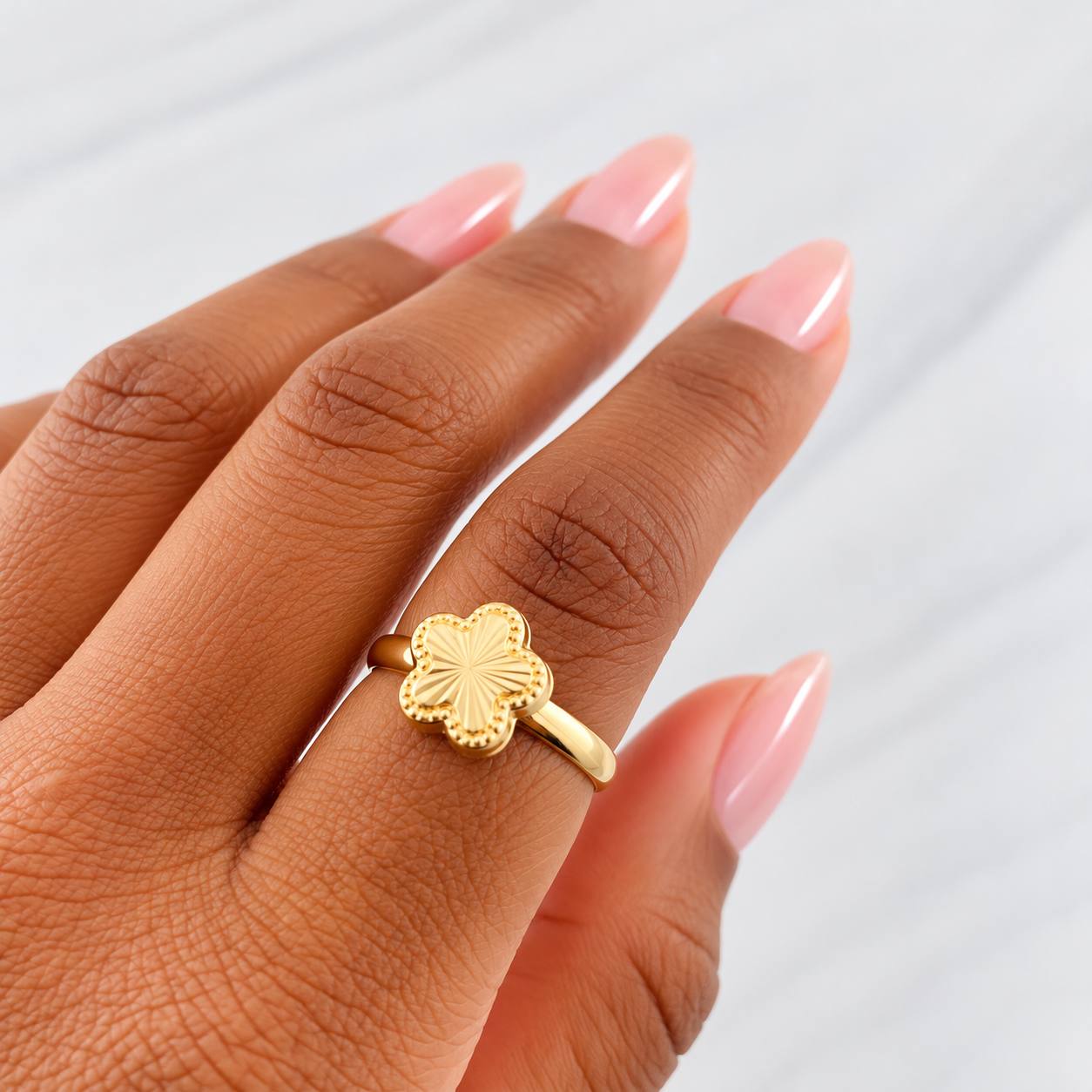 Anillo Flor Diamantada 0.95g / T4 3/4 Oro Amarillo 18K