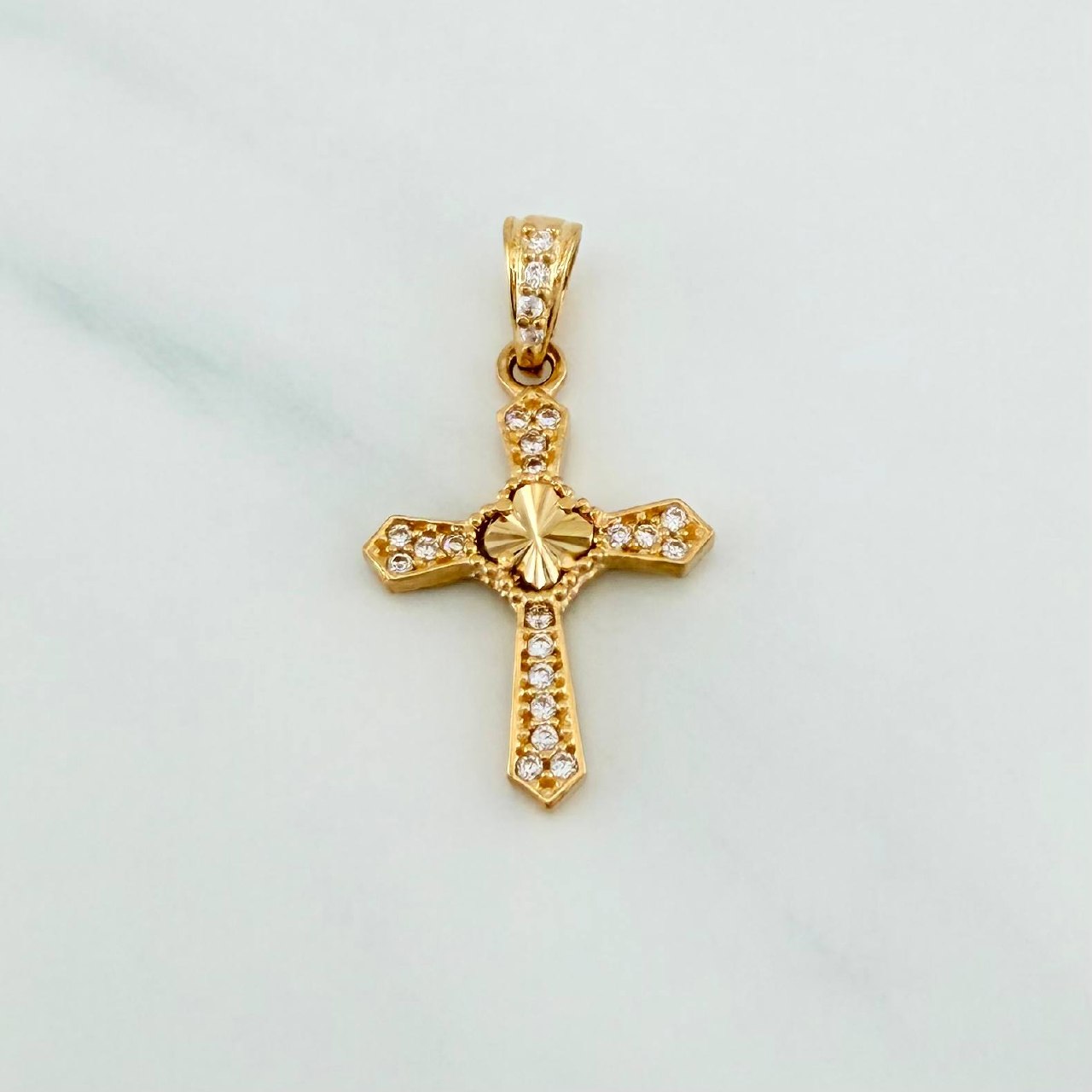 Dije Cruz Trebol 1.2 g / 1 in Oro Amarillo 18K