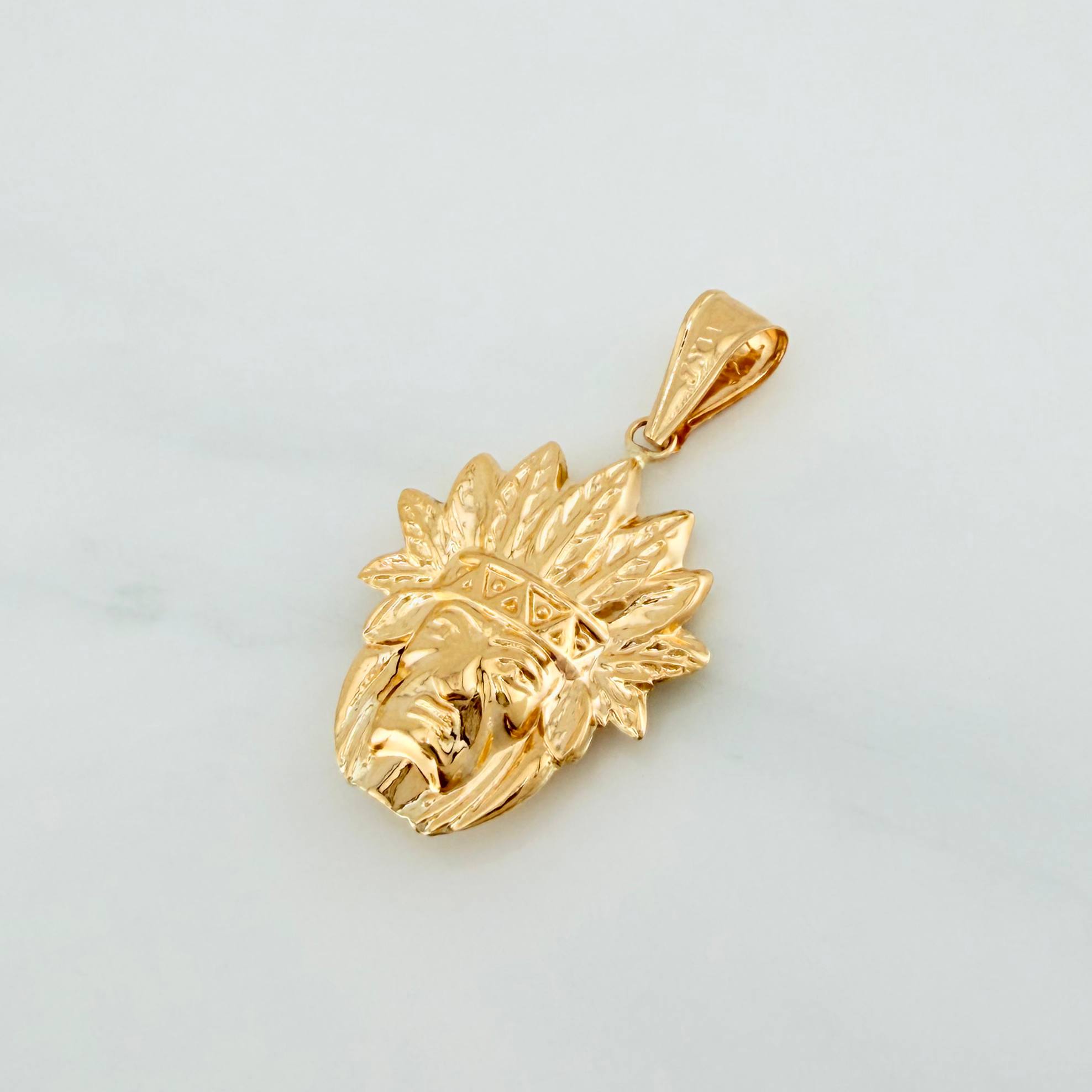Dije Indio 1.8 g / 1 1/2 in Oro Amarillo 18K
