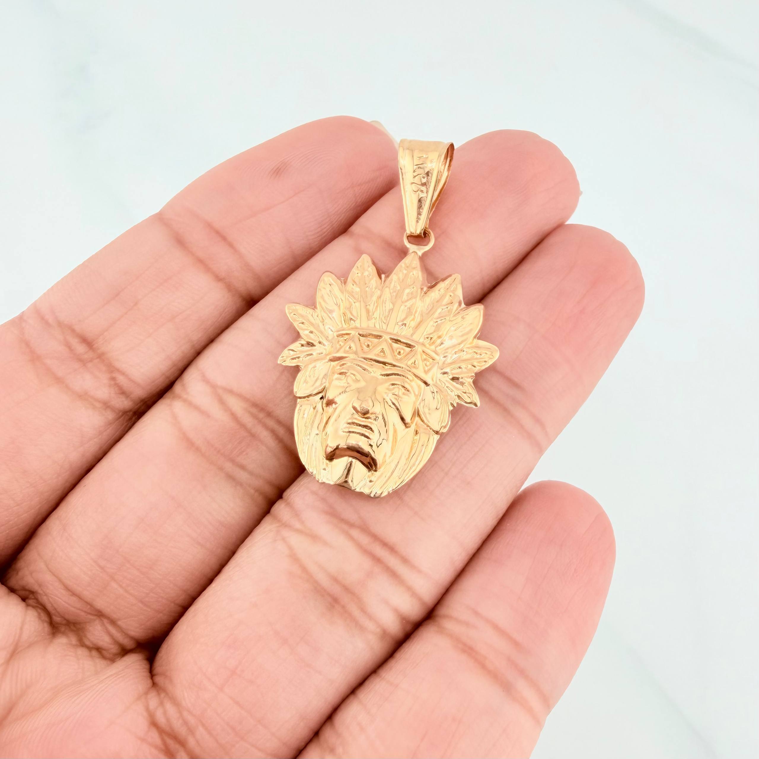 Dije Indio 1.8 g / 1 1/2 in Oro Amarillo 18K