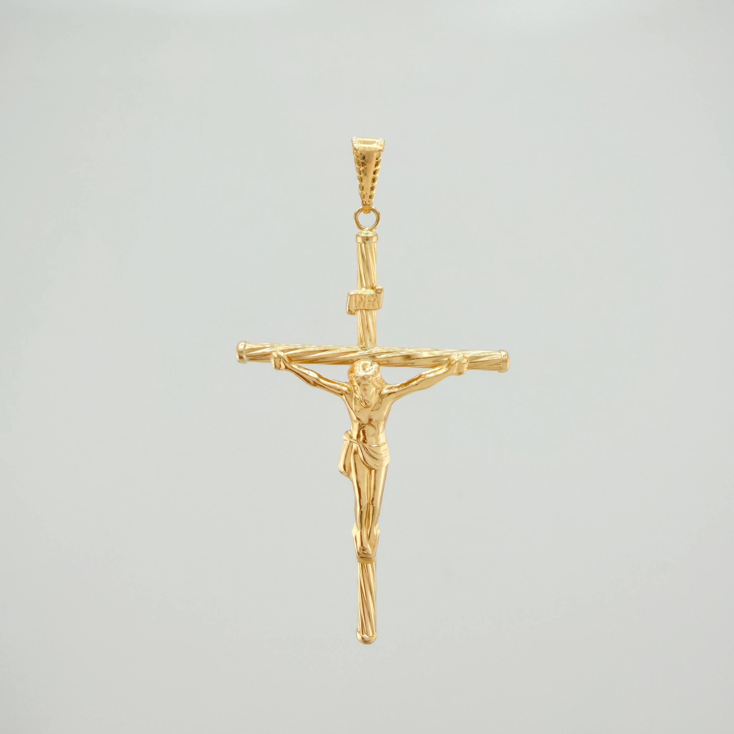 Dije Cruz Cristo 1.95 g / 2 1/4 in Oro Amarillo 18K