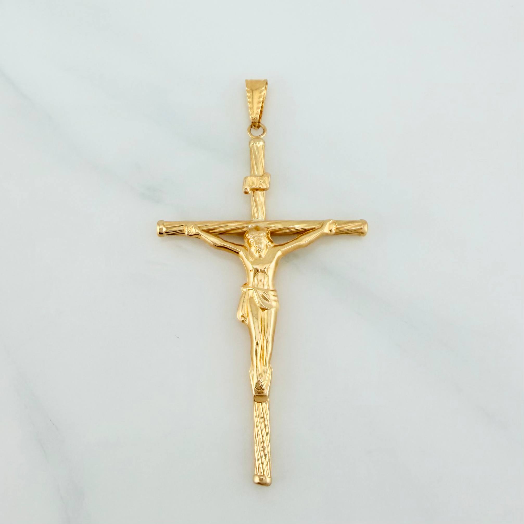 Dije Cruz Cristo 1.95 g / 2 1/4 in Oro Amarillo 18K
