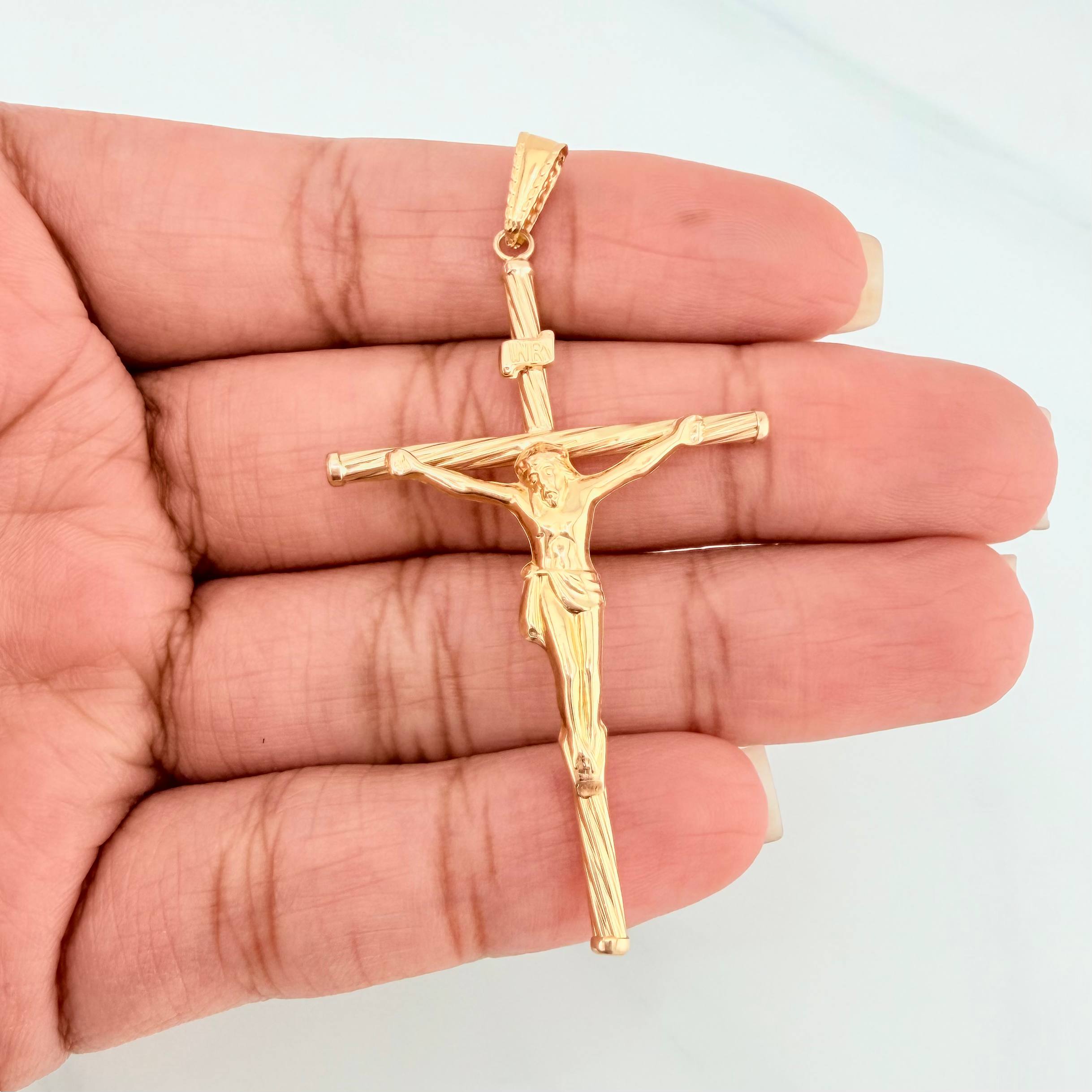 Dije Cruz Cristo 1.95 g / 2 1/4 in Oro Amarillo 18K