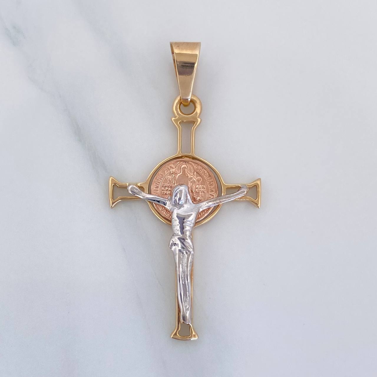 Dije Cruz Cristo San Benito 2.95 g / 1 3/4 in Tres Oros 18K